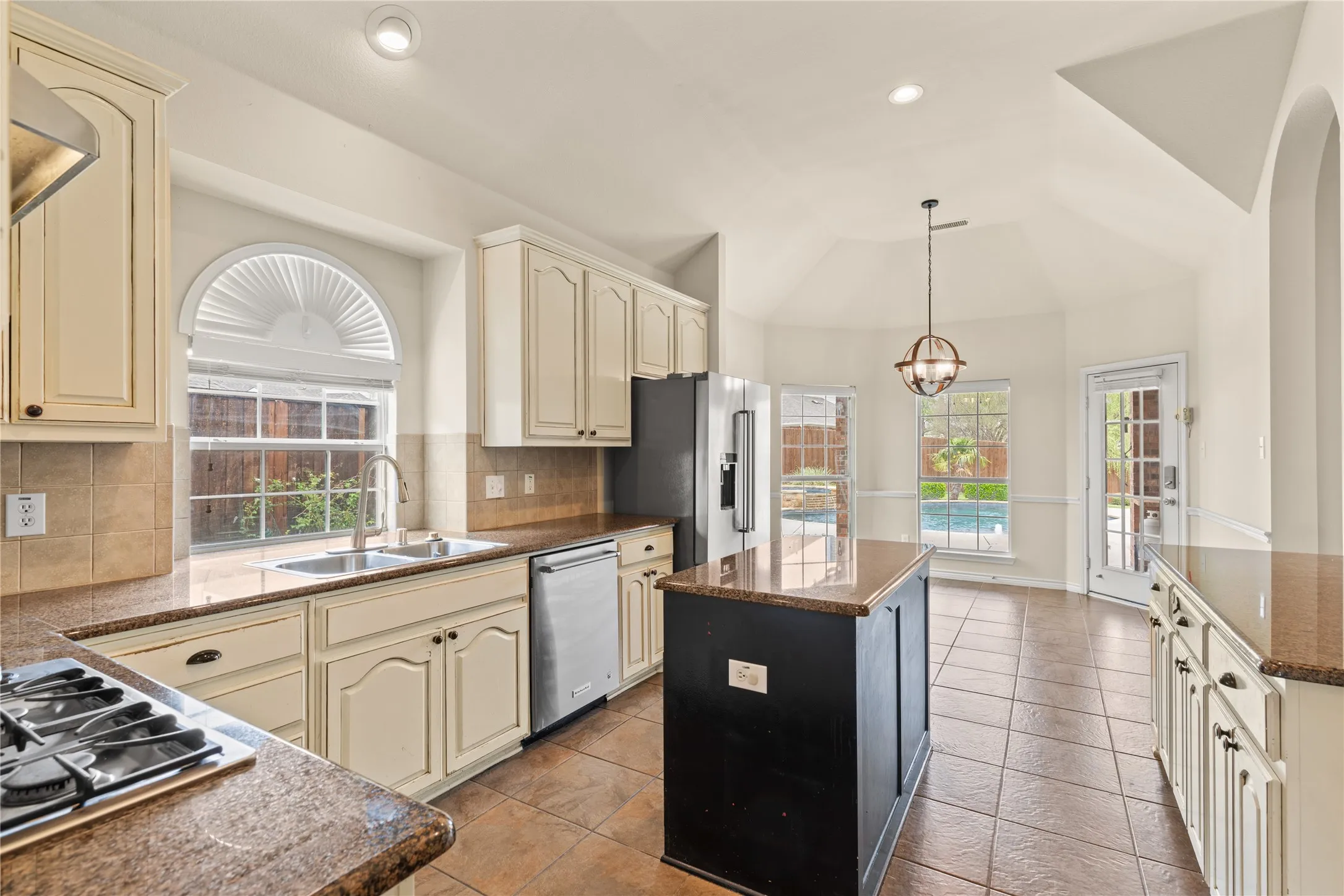 Single Family Residence For Sale in Collin County , 613 Windward Drive, Murphy, Texas 75094, 5 Bedroom, 3 Bathroom, 3 Garage spaces, 3,381 Sqft, built in 2008, Preowned, mls#21230261, Real Estate Agent in Murphy, Homes For Sale in Collin county, Homes For Sale in Murphy, Realtor in Murphy Texas, Real Estate Brokerage Independent Realty Texas, Luminita Cordes Realtor