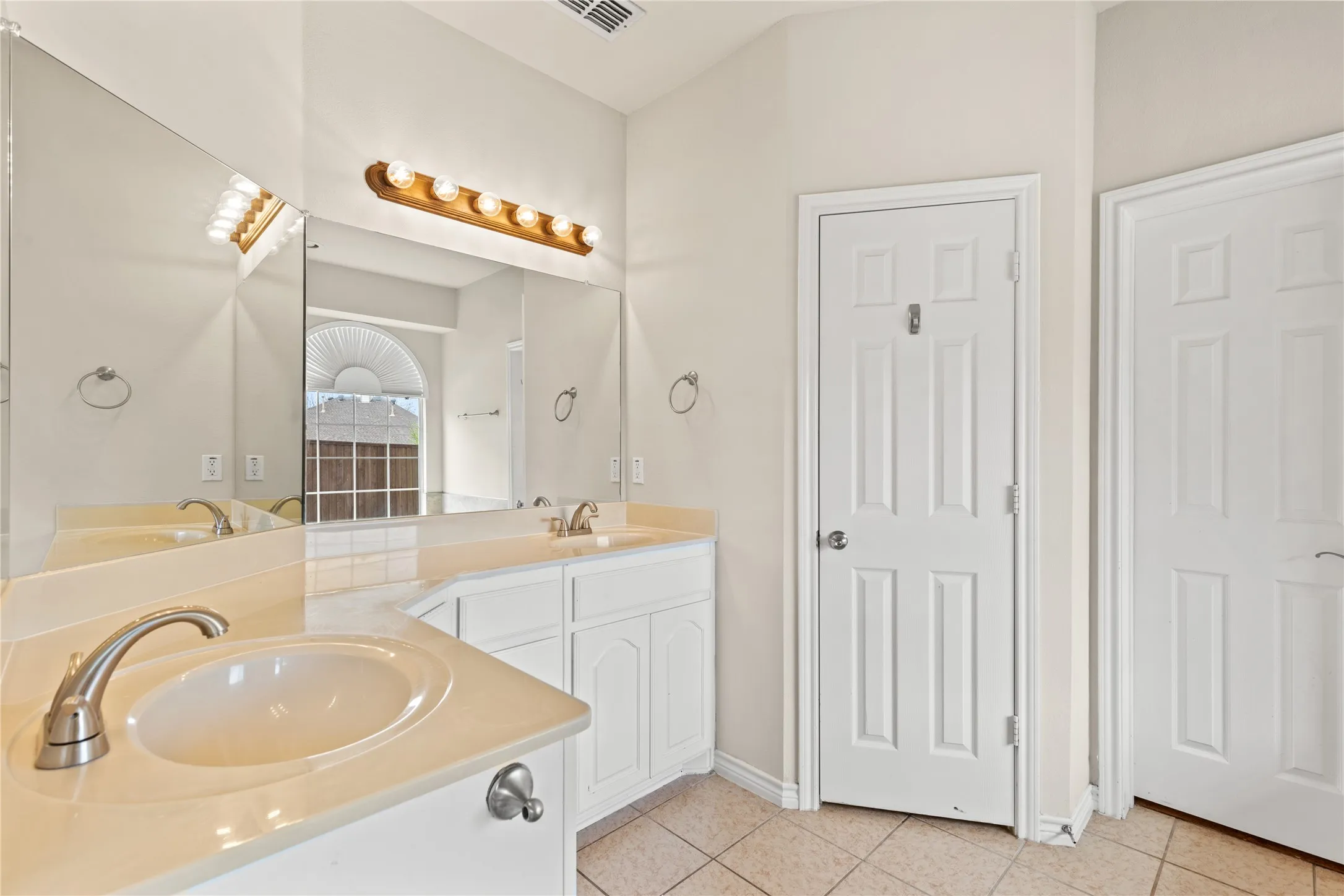 Single Family Residence For Sale in Collin County , 613 Windward Drive, Murphy, Texas 75094, 5 Bedroom, 3 Bathroom, 3 Garage spaces, 3,381 Sqft, built in 2008, Preowned, mls#21230261, Real Estate Agent in Murphy, Homes For Sale in Collin county, Homes For Sale in Murphy, Realtor in Murphy Texas, Real Estate Brokerage Independent Realty Texas, Luminita Cordes Realtor