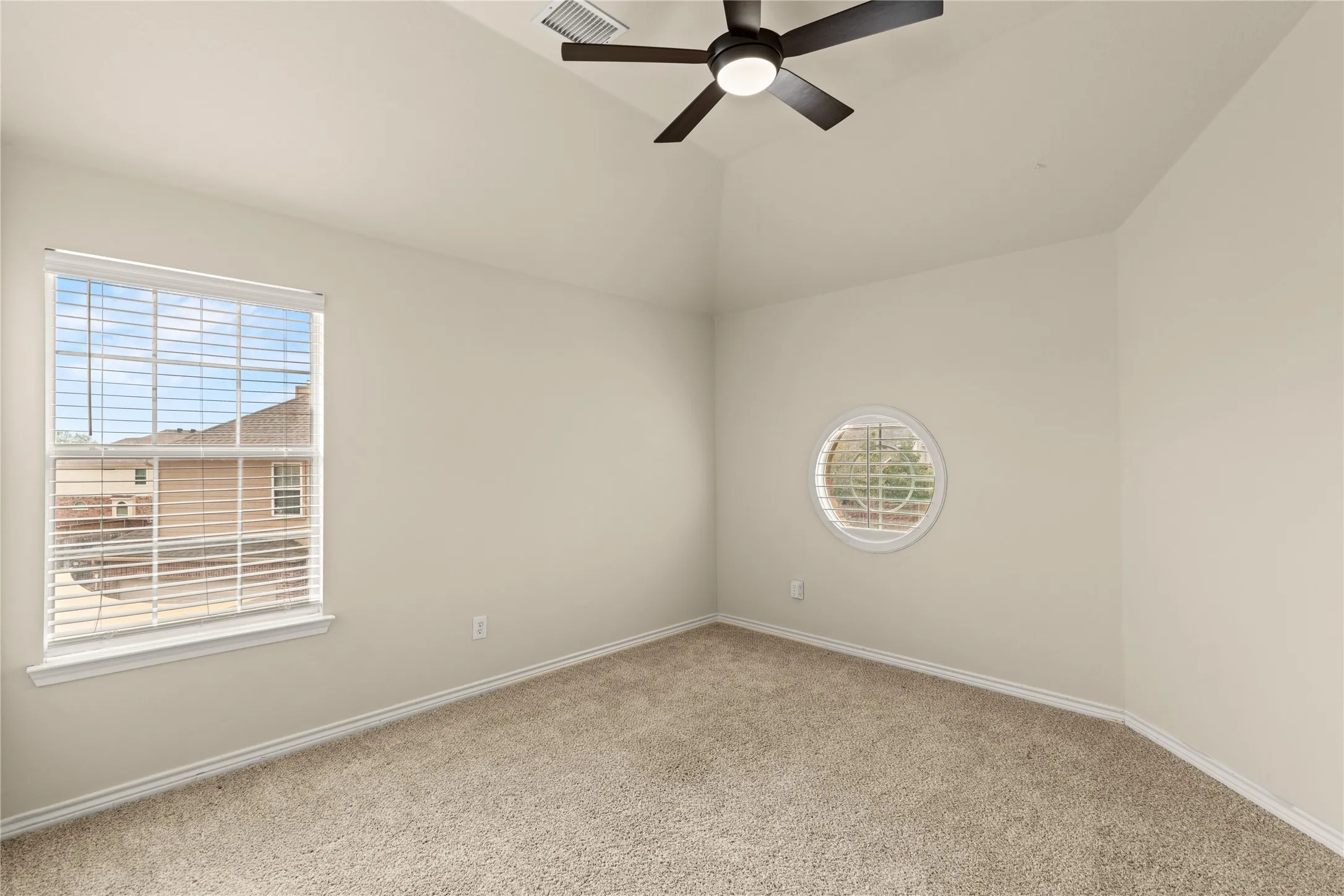 Single Family Residence For Sale in Collin County , 613 Windward Drive, Murphy, Texas 75094, 5 Bedroom, 3 Bathroom, 3 Garage spaces, 3,381 Sqft, built in 2008, Preowned, mls#21230261, Real Estate Agent in Murphy, Homes For Sale in Collin county, Homes For Sale in Murphy, Realtor in Murphy Texas, Real Estate Brokerage Independent Realty Texas, Luminita Cordes Realtor