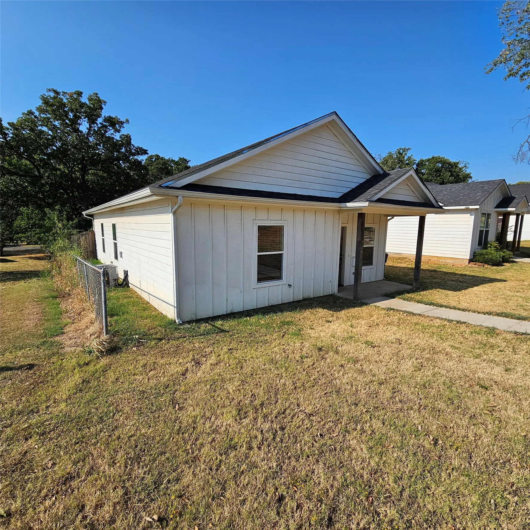 Single Family Residence For Sale in Grayson County , 730 E Woodard Street, Denison, Texas 75021, 3 Bedroom, 2 Bathroom, Garage spaces, 1,330 Sqft, built in 2022, Preowned, mls#21231071, Real Estate Agent in Denison, Homes For Sale in Grayson county, Homes For Sale in Denison, Realtor in Denison Texas, Real Estate Brokerage Independent Realty Texas, Luminita Cordes Realtor