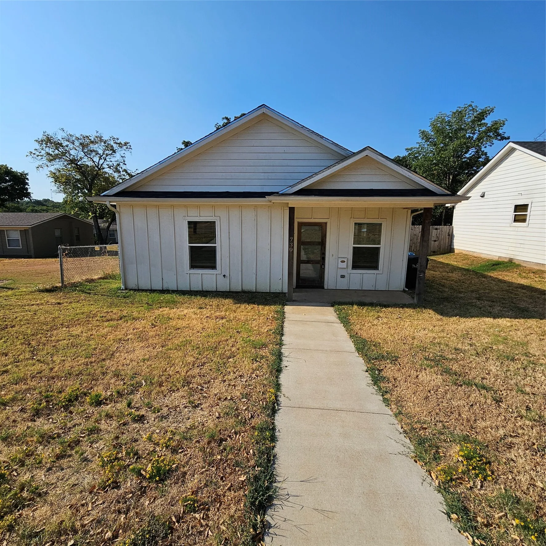 Single Family Residence For Sale in Grayson County , 730 E Woodard Street, Denison, Texas 75021, 3 Bedroom, 2 Bathroom, Garage spaces, 1,330 Sqft, built in 2022, Preowned, mls#21231071, Real Estate Agent in Denison, Homes For Sale in Grayson county, Homes For Sale in Denison, Realtor in Denison Texas, Real Estate Brokerage Independent Realty Texas, Luminita Cordes Realtor