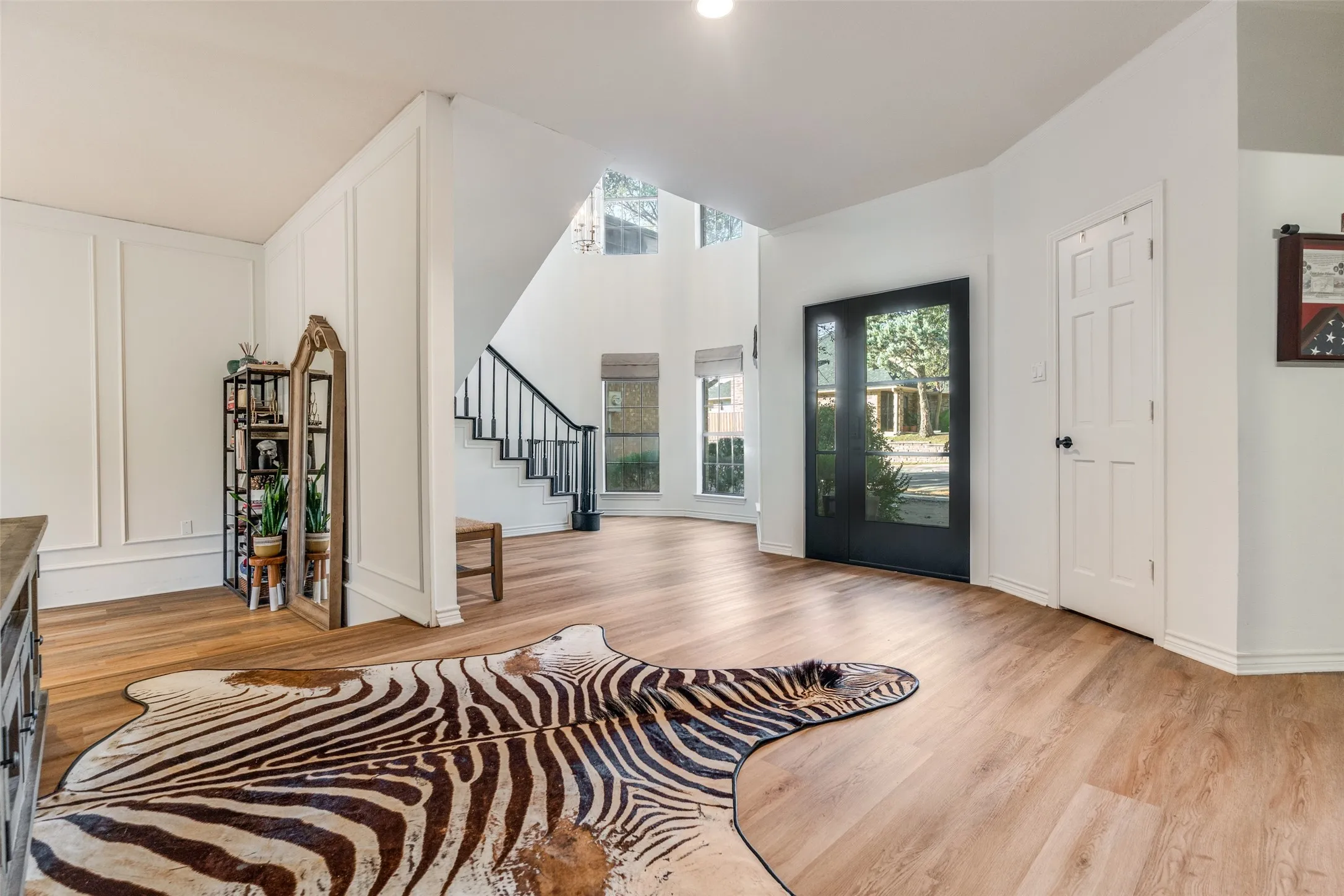 Single Family Residence For Sale in Dallas County , 9122 Cochran Heights Drive, Dallas, Texas 75220, 3 Bedroom, 3 Bathroom, 2 Garage spaces, 3,174 Sqft, built in 1984, Preowned, mls#21231653, Real Estate Agent in Dallas, Homes For Sale in Dallas county, Homes For Sale in Dallas, Realtor in Dallas Texas, Real Estate Brokerage Independent Realty Texas, Luminita Cordes Realtor