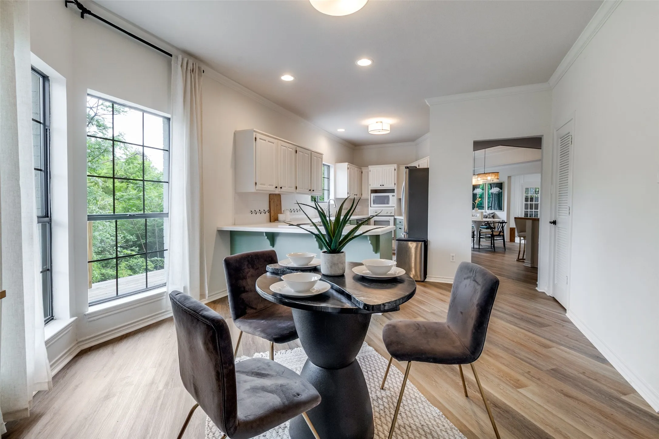 Single Family Residence For Sale in Dallas County , 9122 Cochran Heights Drive, Dallas, Texas 75220, 3 Bedroom, 3 Bathroom, 2 Garage spaces, 3,174 Sqft, built in 1984, Preowned, mls#21231653, Real Estate Agent in Dallas, Homes For Sale in Dallas county, Homes For Sale in Dallas, Realtor in Dallas Texas, Real Estate Brokerage Independent Realty Texas, Luminita Cordes Realtor