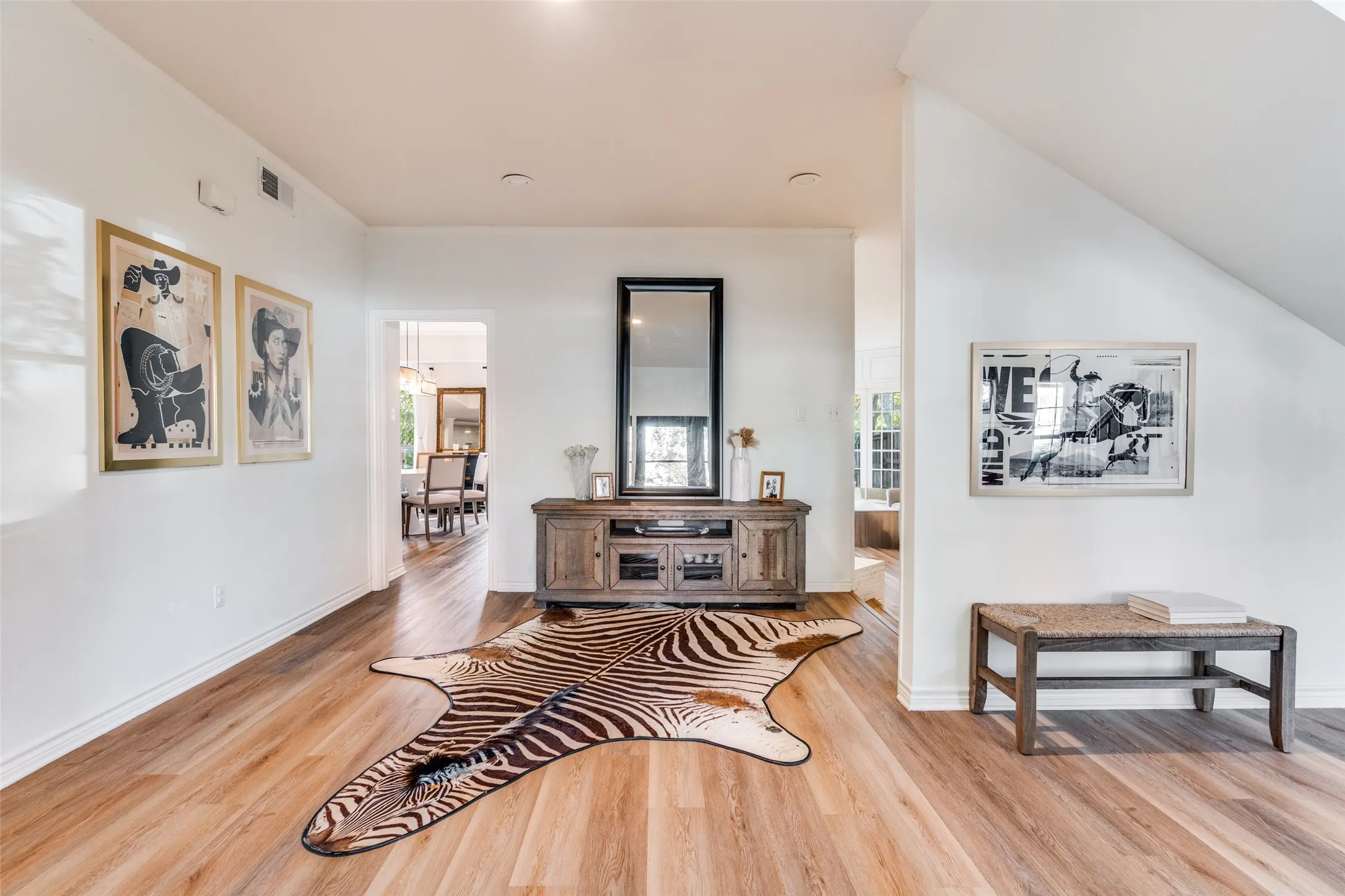 Single Family Residence For Sale in Dallas County , 9122 Cochran Heights Drive, Dallas, Texas 75220, 3 Bedroom, 3 Bathroom, 2 Garage spaces, 3,174 Sqft, built in 1984, Preowned, mls#21231653, Real Estate Agent in Dallas, Homes For Sale in Dallas county, Homes For Sale in Dallas, Realtor in Dallas Texas, Real Estate Brokerage Independent Realty Texas, Luminita Cordes Realtor