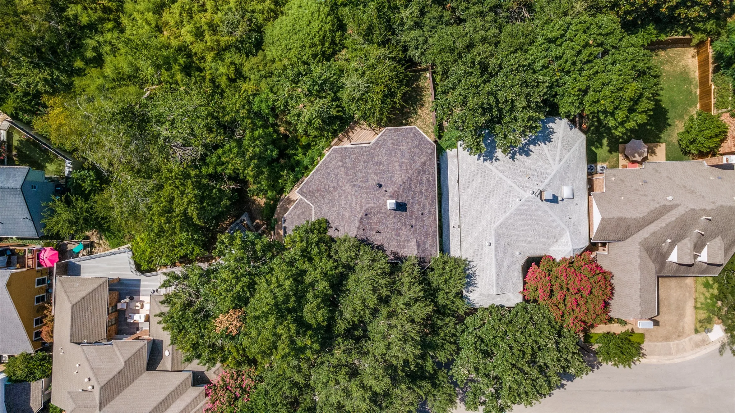 Single Family Residence For Sale in Dallas County , 9122 Cochran Heights Drive, Dallas, Texas 75220, 3 Bedroom, 3 Bathroom, 2 Garage spaces, 3,174 Sqft, built in 1984, Preowned, mls#21231653, Real Estate Agent in Dallas, Homes For Sale in Dallas county, Homes For Sale in Dallas, Realtor in Dallas Texas, Real Estate Brokerage Independent Realty Texas, Luminita Cordes Realtor