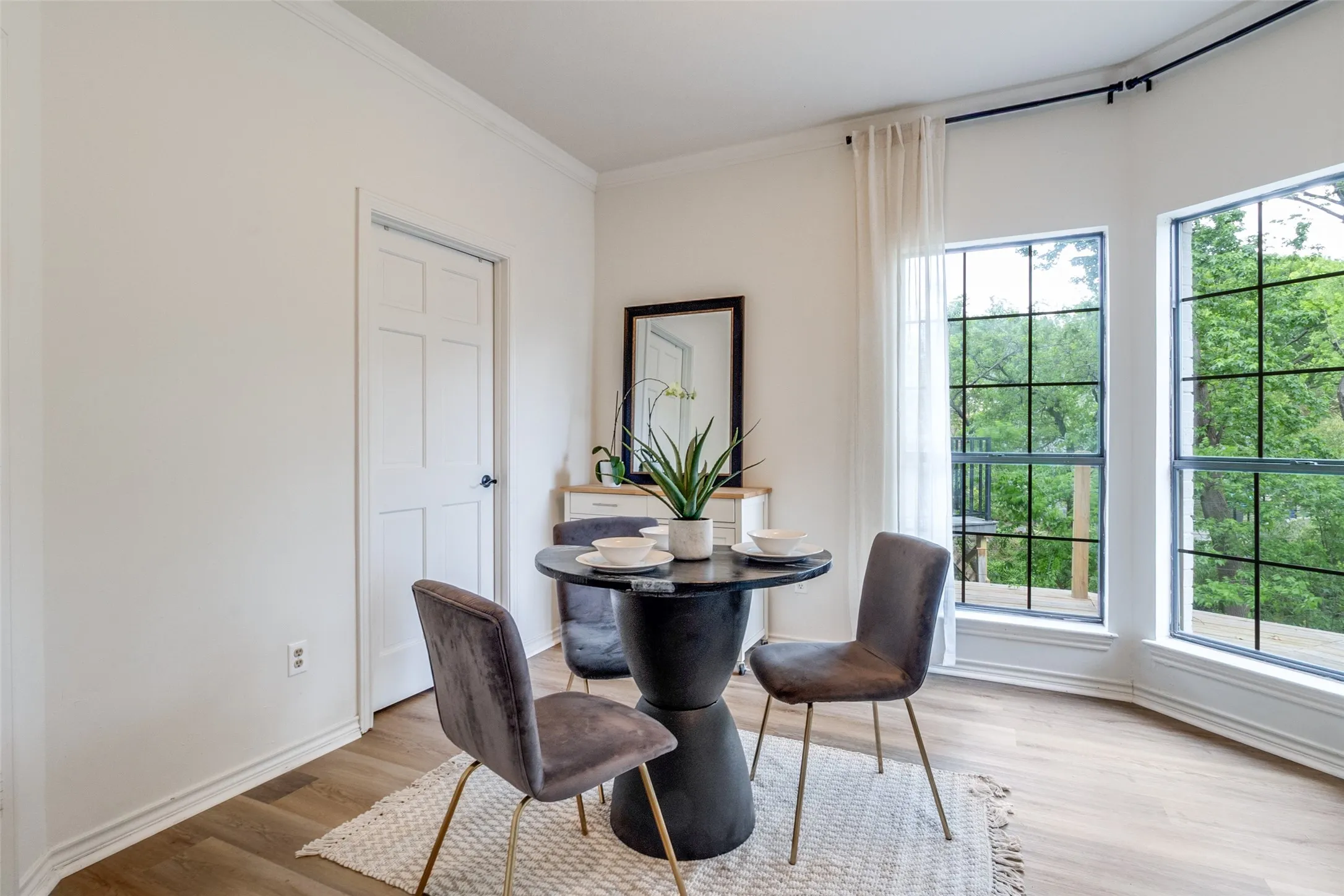 Single Family Residence For Sale in Dallas County , 9122 Cochran Heights Drive, Dallas, Texas 75220, 3 Bedroom, 3 Bathroom, 2 Garage spaces, 3,174 Sqft, built in 1984, Preowned, mls#21231653, Real Estate Agent in Dallas, Homes For Sale in Dallas county, Homes For Sale in Dallas, Realtor in Dallas Texas, Real Estate Brokerage Independent Realty Texas, Luminita Cordes Realtor