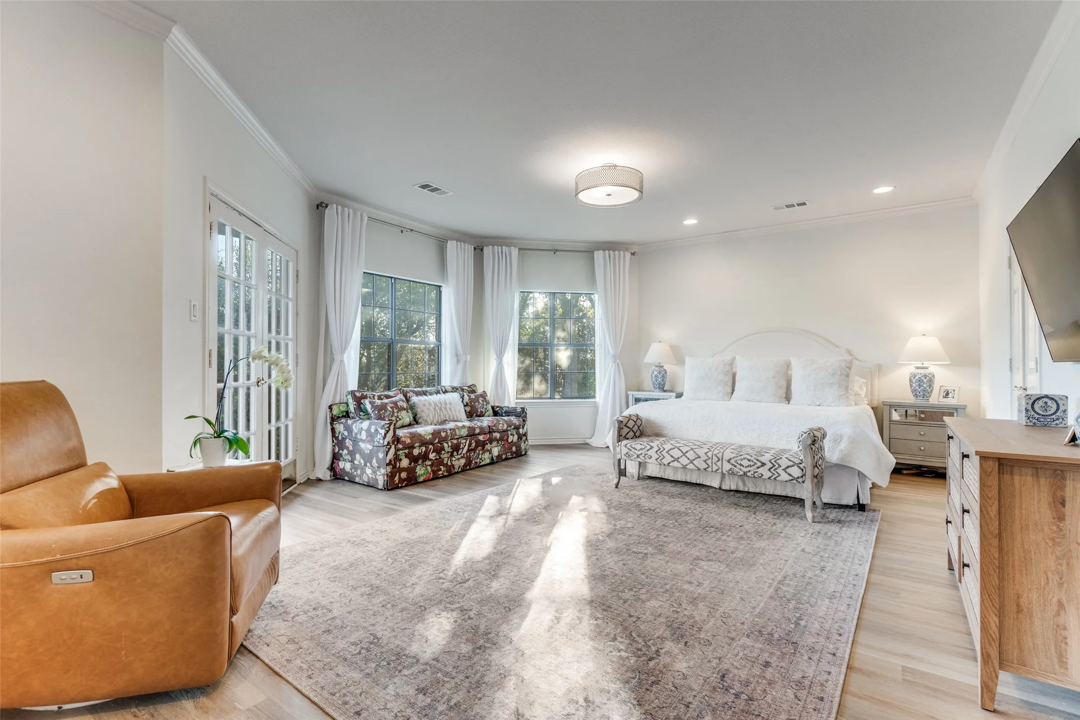 Single Family Residence For Sale in Dallas County , 9122 Cochran Heights Drive, Dallas, Texas 75220, 3 Bedroom, 3 Bathroom, 2 Garage spaces, 3,174 Sqft, built in 1984, Preowned, mls#21231653, Real Estate Agent in Dallas, Homes For Sale in Dallas county, Homes For Sale in Dallas, Realtor in Dallas Texas, Real Estate Brokerage Independent Realty Texas, Luminita Cordes Realtor