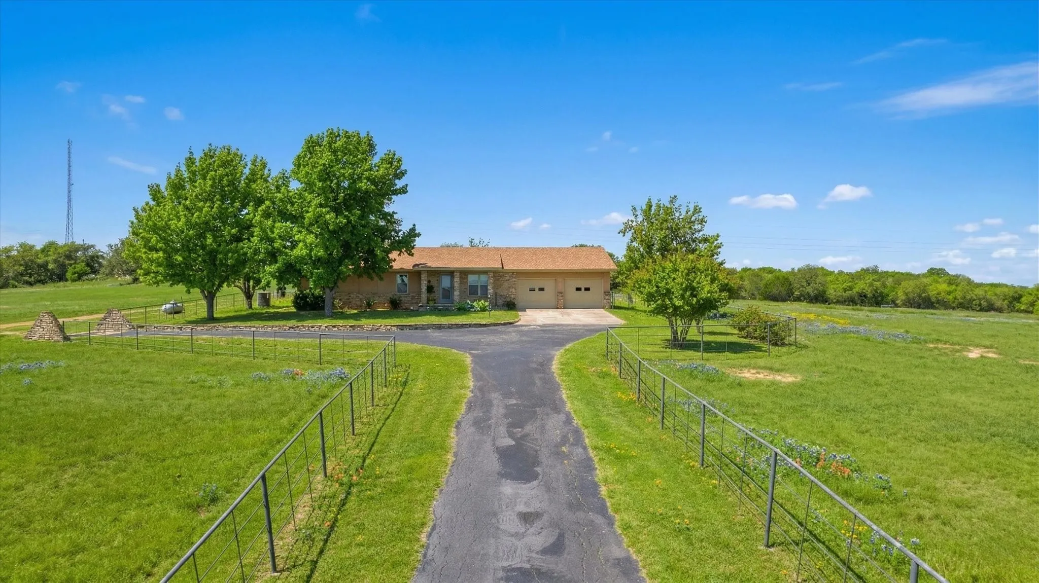 Farm For Sale in Hamilton County , 17305 N US Highway 281, Hico, Texas 76457, 3 Bedroom, 2 Bathroom, 2 Garage spaces, 2,530 Sqft, built in 1972, mls#21232210, Real Estate Agent in Hico, Homes For Sale in Hamilton county, Homes For Sale in Hico, Realtor in Hico Texas, Real Estate Brokerage Independent Realty Texas, Luminita Cordes Realtor