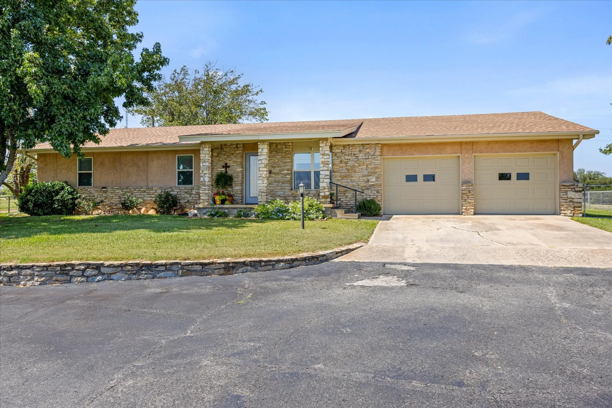 Farm For Sale in Hamilton County , 17305 N US Highway 281, Hico, Texas 76457, 3 Bedroom, 2 Bathroom, 2 Garage spaces, 2,530 Sqft, built in 1972, mls#21232210, Real Estate Agent in Hico, Homes For Sale in Hamilton county, Homes For Sale in Hico, Realtor in Hico Texas, Real Estate Brokerage Independent Realty Texas, Luminita Cordes Realtor