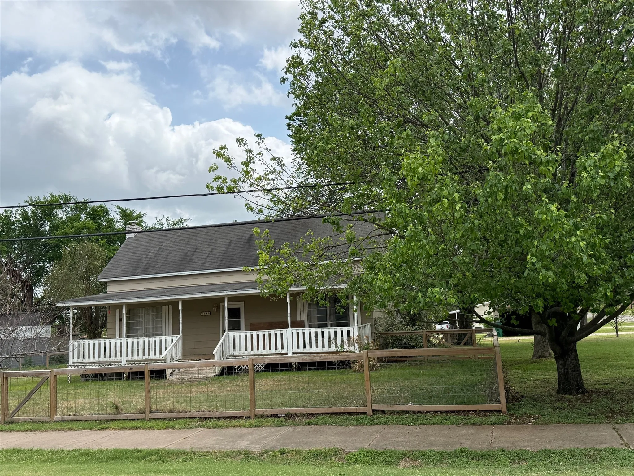 Single Family Residence For Sale in Mc Lennan County , 280 W 4th Street, Crawford, Texas 76638, 3 Bedroom, 2 Bathroom, Garage spaces, 1,744 Sqft, built in 1917, mls#21233082, Real Estate Agent in Crawford, Homes For Sale in Mc Lennan county, Homes For Sale in Crawford, Realtor in Crawford Texas, Real Estate Brokerage Independent Realty Texas, Luminita Cordes Realtor