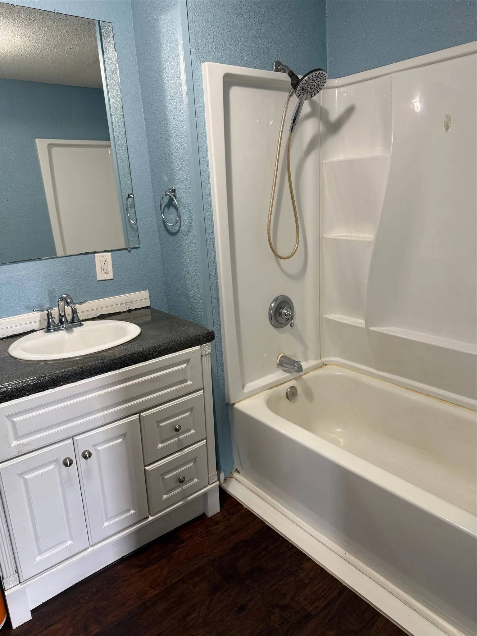 Single Family Residence For Sale in Mc Lennan County , 280 W 4th Street, Crawford, Texas 76638, 3 Bedroom, 2 Bathroom, Garage spaces, 1,744 Sqft, built in 1917, mls#21233082, Real Estate Agent in Crawford, Homes For Sale in Mc Lennan county, Homes For Sale in Crawford, Realtor in Crawford Texas, Real Estate Brokerage Independent Realty Texas, Luminita Cordes Realtor