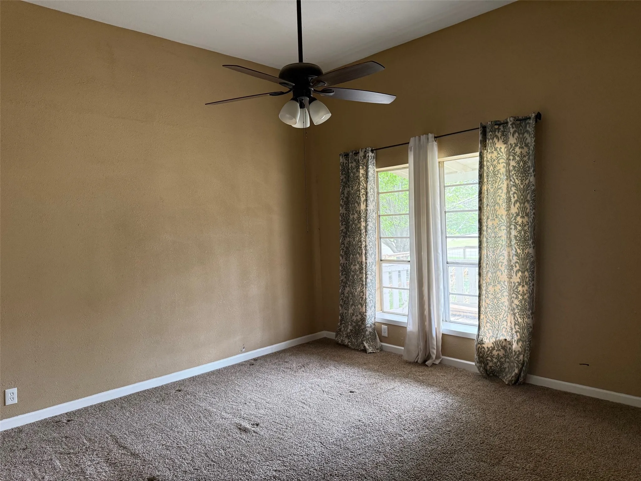 Single Family Residence For Sale in Mc Lennan County , 280 W 4th Street, Crawford, Texas 76638, 3 Bedroom, 2 Bathroom, Garage spaces, 1,744 Sqft, built in 1917, mls#21233082, Real Estate Agent in Crawford, Homes For Sale in Mc Lennan county, Homes For Sale in Crawford, Realtor in Crawford Texas, Real Estate Brokerage Independent Realty Texas, Luminita Cordes Realtor