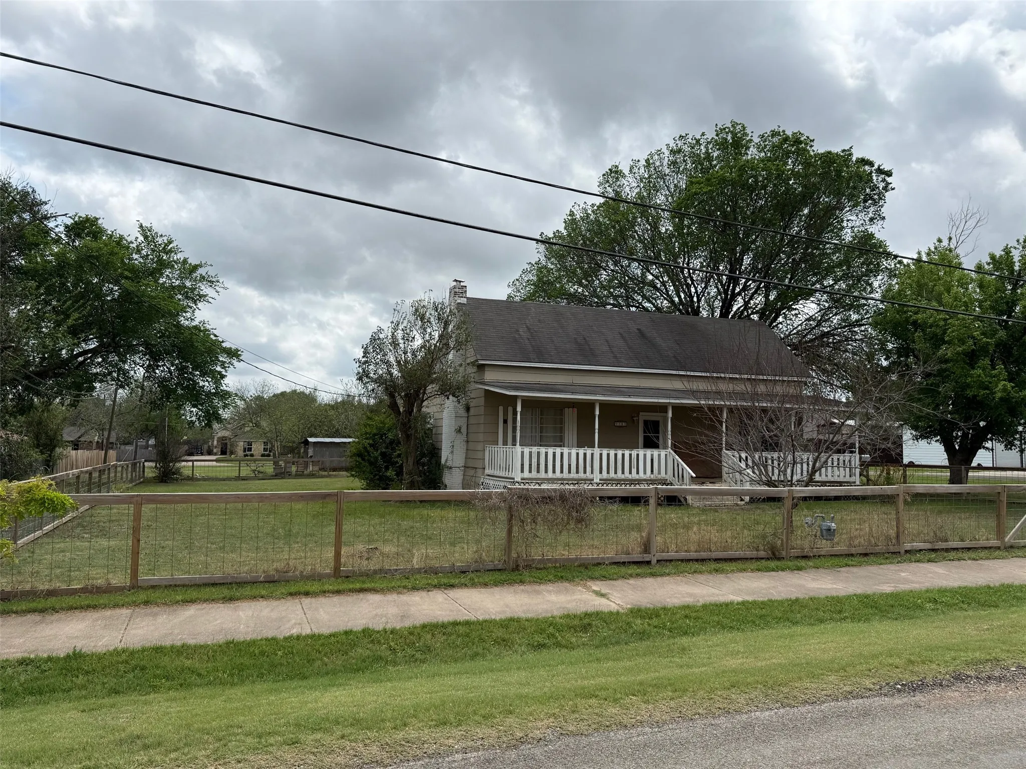 Single Family Residence For Sale in Mc Lennan County , 280 W 4th Street, Crawford, Texas 76638, 3 Bedroom, 2 Bathroom, Garage spaces, 1,744 Sqft, built in 1917, mls#21233082, Real Estate Agent in Crawford, Homes For Sale in Mc Lennan county, Homes For Sale in Crawford, Realtor in Crawford Texas, Real Estate Brokerage Independent Realty Texas, Luminita Cordes Realtor