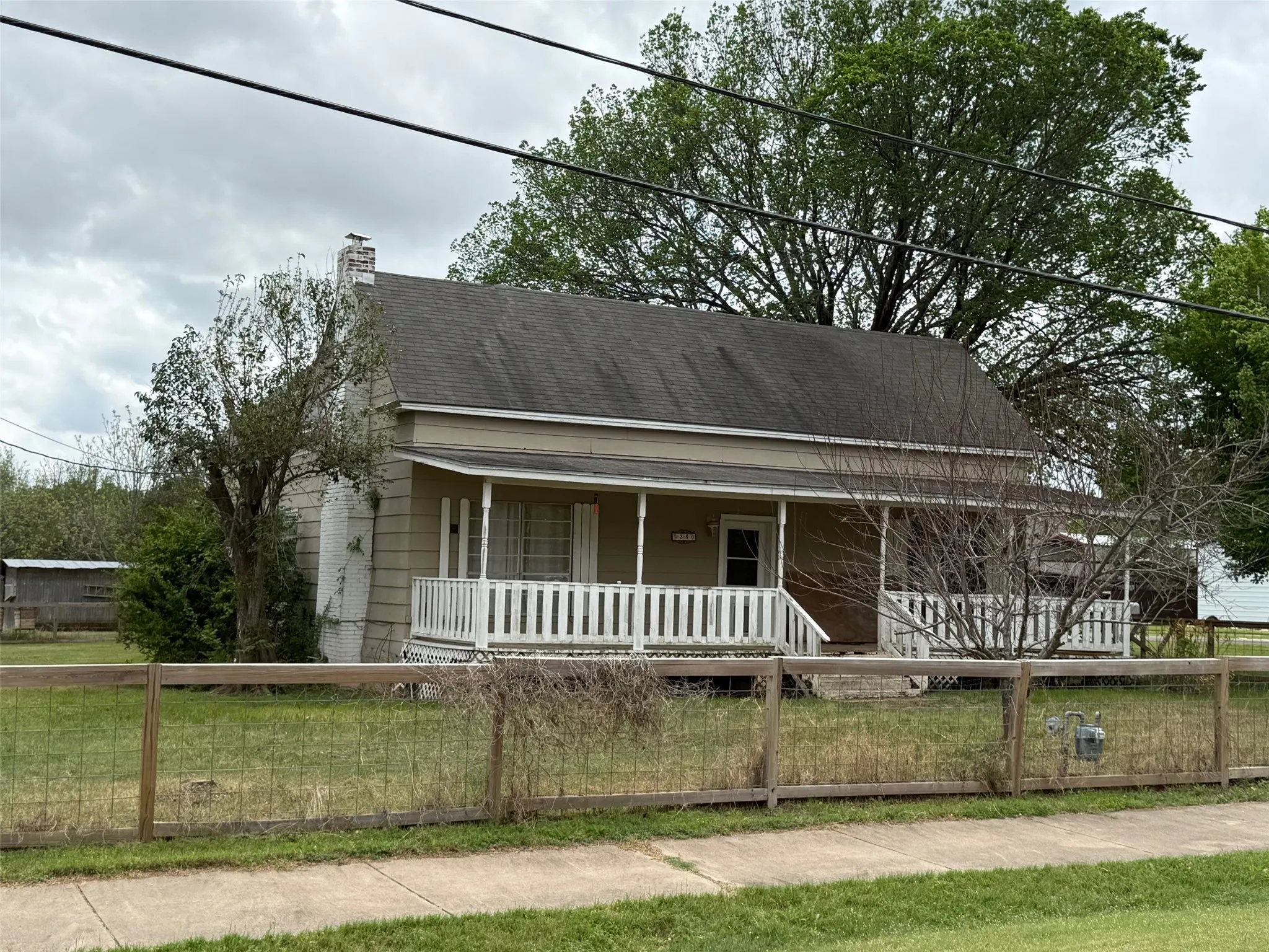 Single Family Residence For Sale in Mc Lennan County , 280 W 4th Street, Crawford, Texas 76638, 3 Bedroom, 2 Bathroom, Garage spaces, 1,744 Sqft, built in 1917, mls#21233082, Real Estate Agent in Crawford, Homes For Sale in Mc Lennan county, Homes For Sale in Crawford, Realtor in Crawford Texas, Real Estate Brokerage Independent Realty Texas, Luminita Cordes Realtor