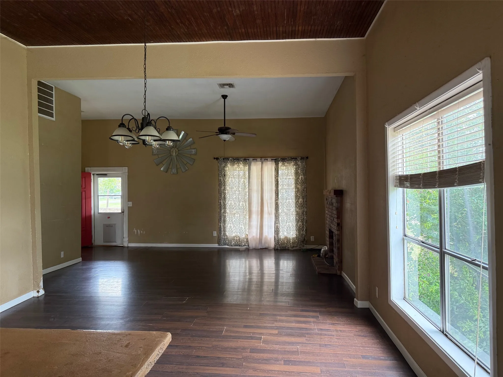 Single Family Residence For Sale in Mc Lennan County , 280 W 4th Street, Crawford, Texas 76638, 3 Bedroom, 2 Bathroom, Garage spaces, 1,744 Sqft, built in 1917, mls#21233082, Real Estate Agent in Crawford, Homes For Sale in Mc Lennan county, Homes For Sale in Crawford, Realtor in Crawford Texas, Real Estate Brokerage Independent Realty Texas, Luminita Cordes Realtor