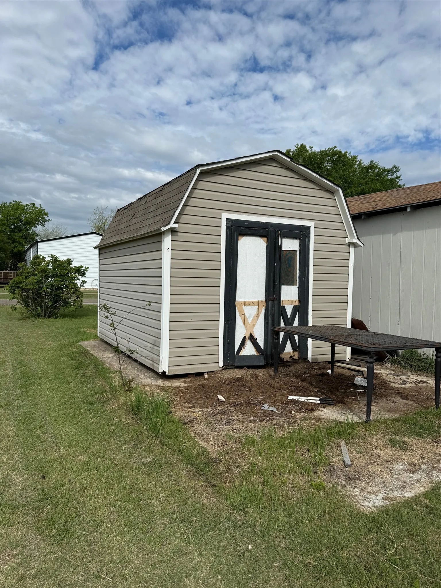Single Family Residence For Sale in Mc Lennan County , 280 W 4th Street, Crawford, Texas 76638, 3 Bedroom, 2 Bathroom, Garage spaces, 1,744 Sqft, built in 1917, mls#21233082, Real Estate Agent in Crawford, Homes For Sale in Mc Lennan county, Homes For Sale in Crawford, Realtor in Crawford Texas, Real Estate Brokerage Independent Realty Texas, Luminita Cordes Realtor