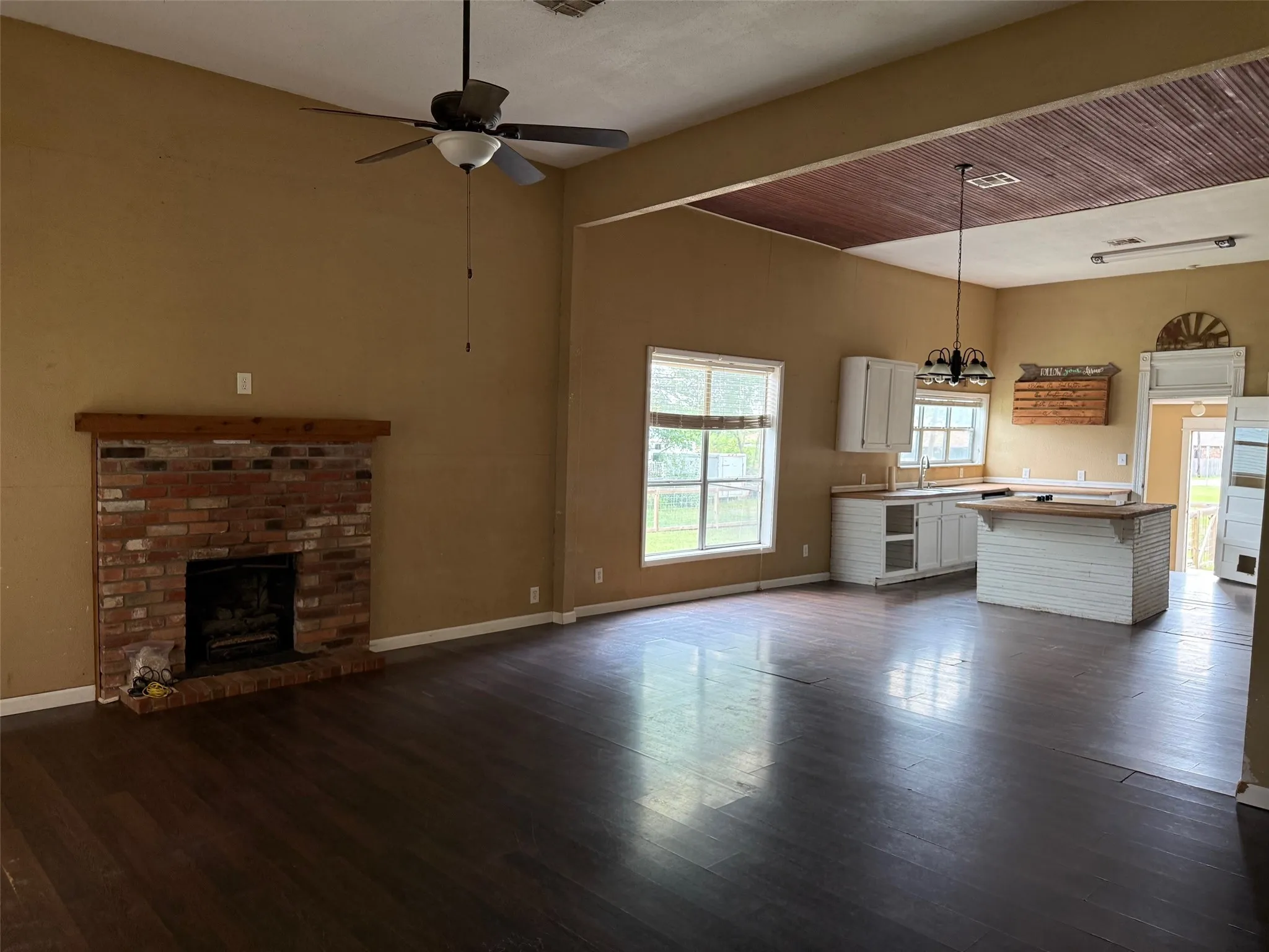 Single Family Residence For Sale in Mc Lennan County , 280 W 4th Street, Crawford, Texas 76638, 3 Bedroom, 2 Bathroom, Garage spaces, 1,744 Sqft, built in 1917, mls#21233082, Real Estate Agent in Crawford, Homes For Sale in Mc Lennan county, Homes For Sale in Crawford, Realtor in Crawford Texas, Real Estate Brokerage Independent Realty Texas, Luminita Cordes Realtor