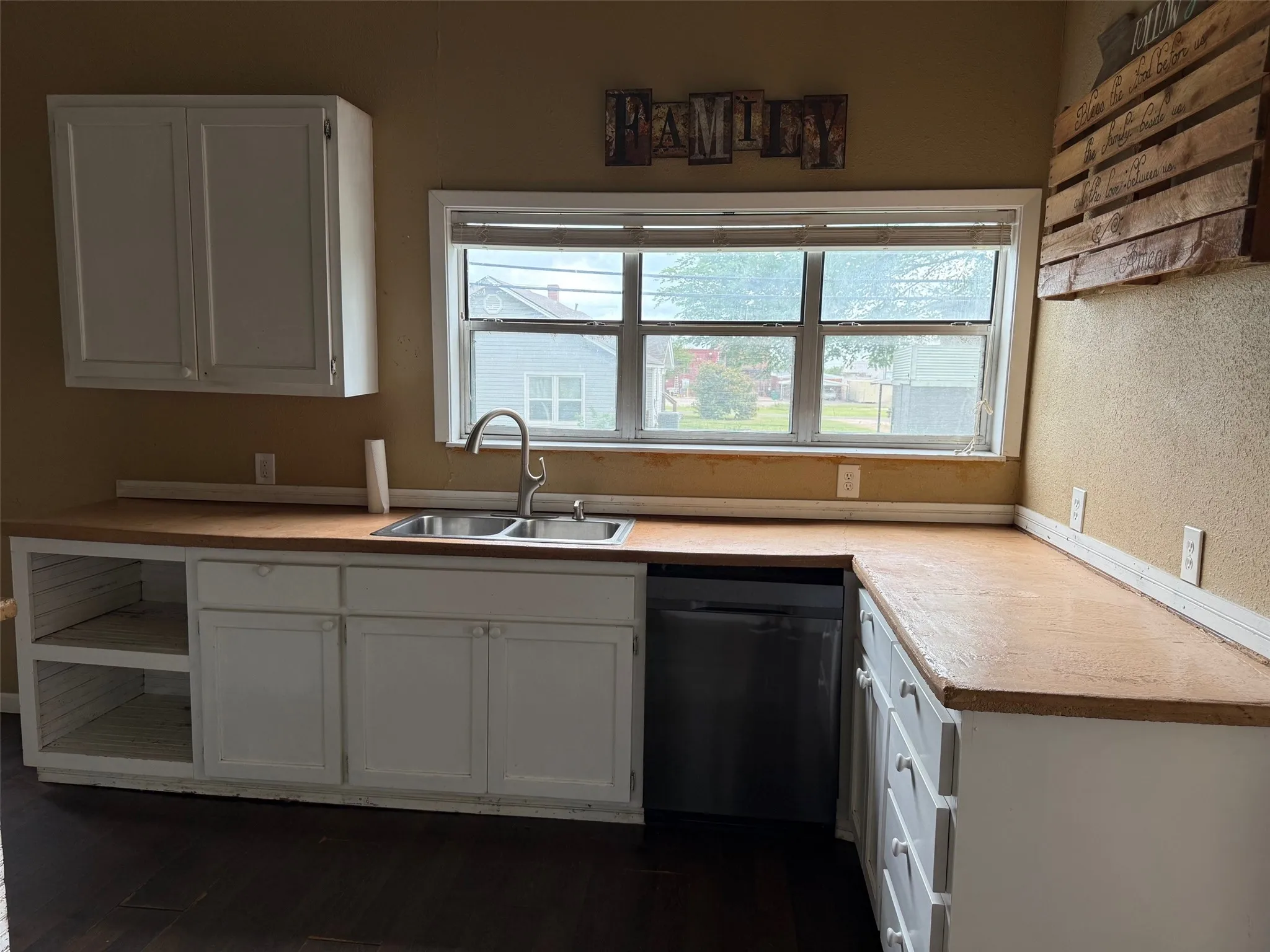Single Family Residence For Sale in Mc Lennan County , 280 W 4th Street, Crawford, Texas 76638, 3 Bedroom, 2 Bathroom, Garage spaces, 1,744 Sqft, built in 1917, mls#21233082, Real Estate Agent in Crawford, Homes For Sale in Mc Lennan county, Homes For Sale in Crawford, Realtor in Crawford Texas, Real Estate Brokerage Independent Realty Texas, Luminita Cordes Realtor