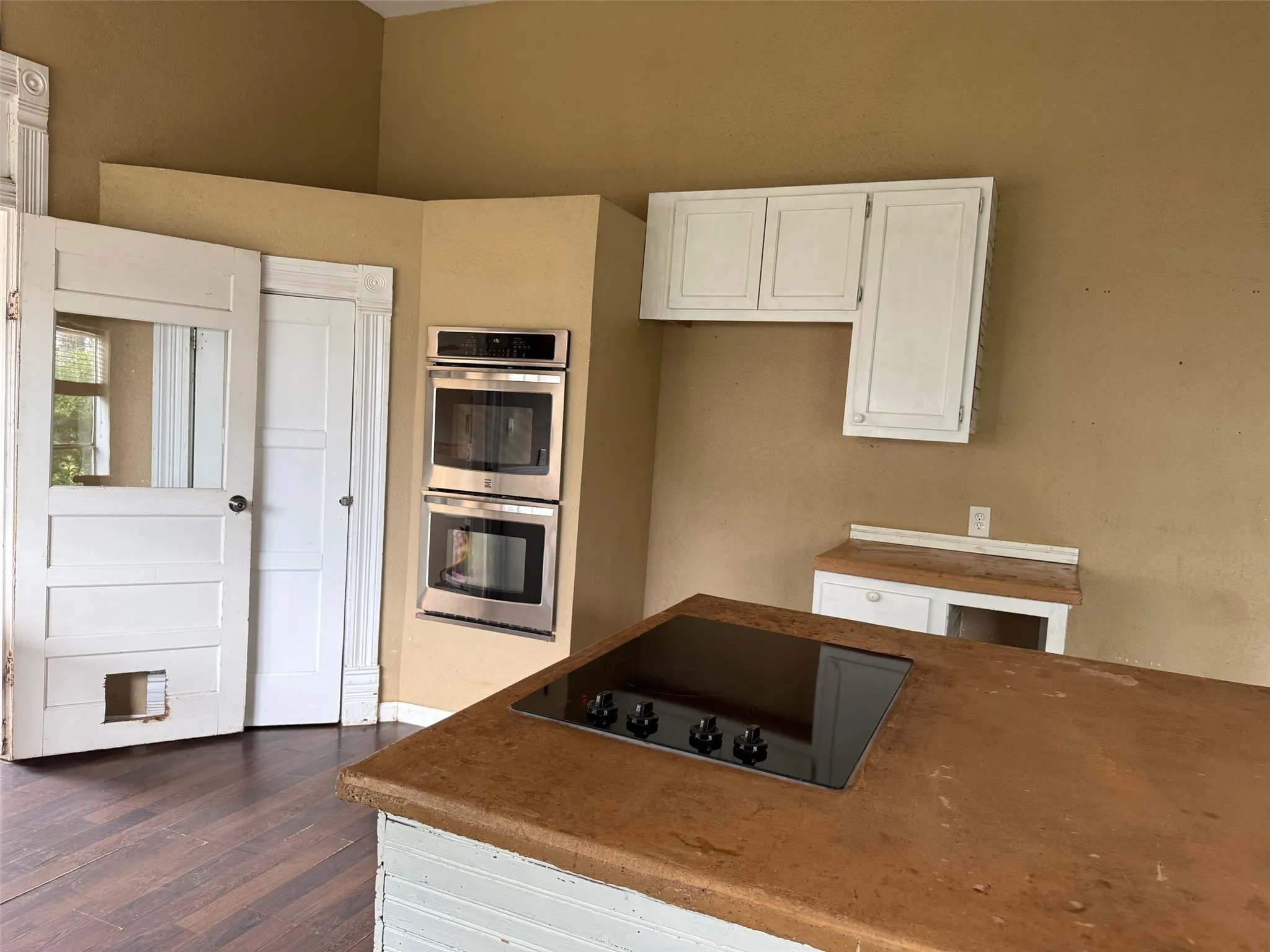 Single Family Residence For Sale in Mc Lennan County , 280 W 4th Street, Crawford, Texas 76638, 3 Bedroom, 2 Bathroom, Garage spaces, 1,744 Sqft, built in 1917, mls#21233082, Real Estate Agent in Crawford, Homes For Sale in Mc Lennan county, Homes For Sale in Crawford, Realtor in Crawford Texas, Real Estate Brokerage Independent Realty Texas, Luminita Cordes Realtor