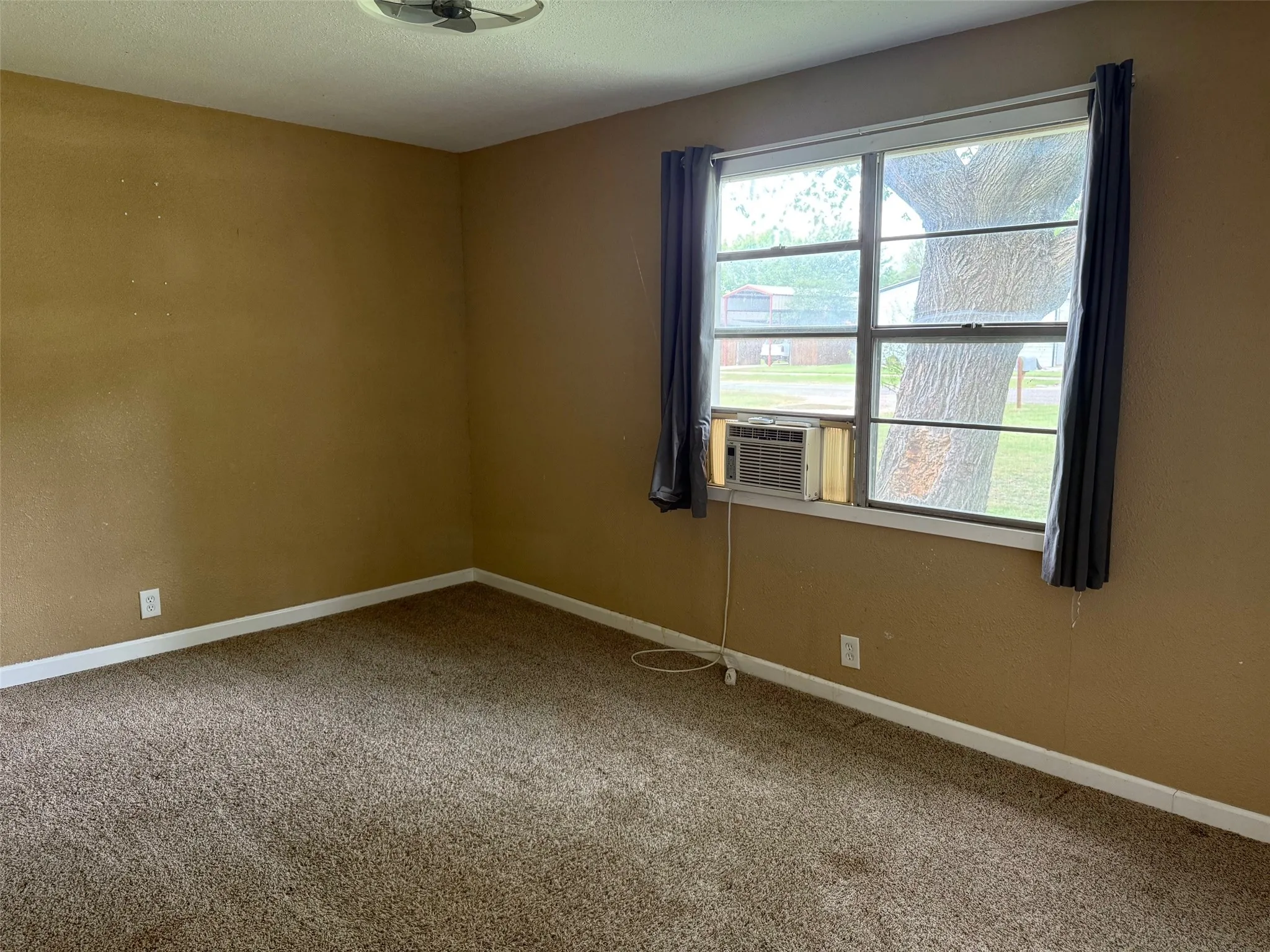 Single Family Residence For Sale in Mc Lennan County , 280 W 4th Street, Crawford, Texas 76638, 3 Bedroom, 2 Bathroom, Garage spaces, 1,744 Sqft, built in 1917, mls#21233082, Real Estate Agent in Crawford, Homes For Sale in Mc Lennan county, Homes For Sale in Crawford, Realtor in Crawford Texas, Real Estate Brokerage Independent Realty Texas, Luminita Cordes Realtor