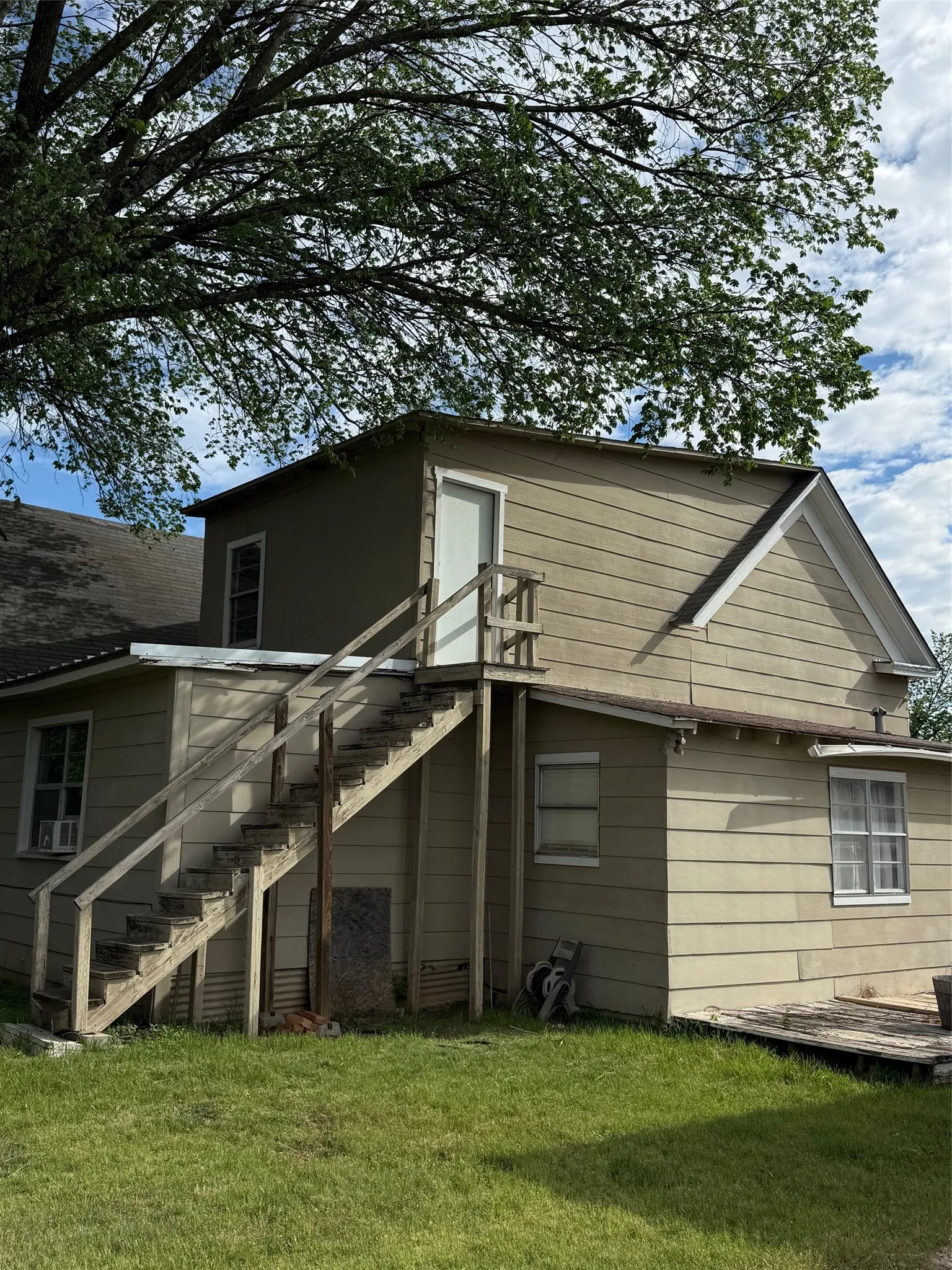 Single Family Residence For Sale in Mc Lennan County , 280 W 4th Street, Crawford, Texas 76638, 3 Bedroom, 2 Bathroom, Garage spaces, 1,744 Sqft, built in 1917, mls#21233082, Real Estate Agent in Crawford, Homes For Sale in Mc Lennan county, Homes For Sale in Crawford, Realtor in Crawford Texas, Real Estate Brokerage Independent Realty Texas, Luminita Cordes Realtor