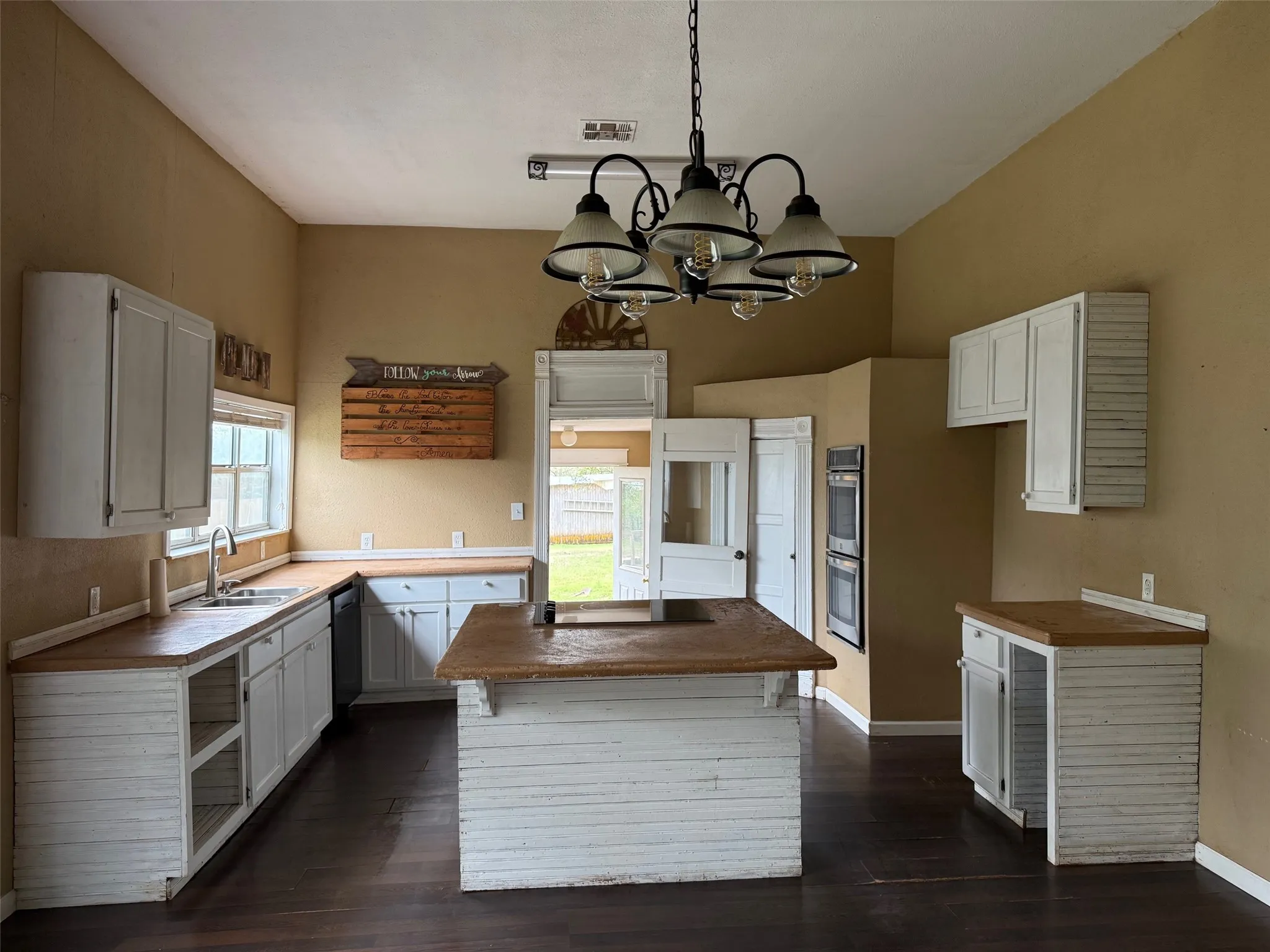 Single Family Residence For Sale in Mc Lennan County , 280 W 4th Street, Crawford, Texas 76638, 3 Bedroom, 2 Bathroom, Garage spaces, 1,744 Sqft, built in 1917, mls#21233082, Real Estate Agent in Crawford, Homes For Sale in Mc Lennan county, Homes For Sale in Crawford, Realtor in Crawford Texas, Real Estate Brokerage Independent Realty Texas, Luminita Cordes Realtor