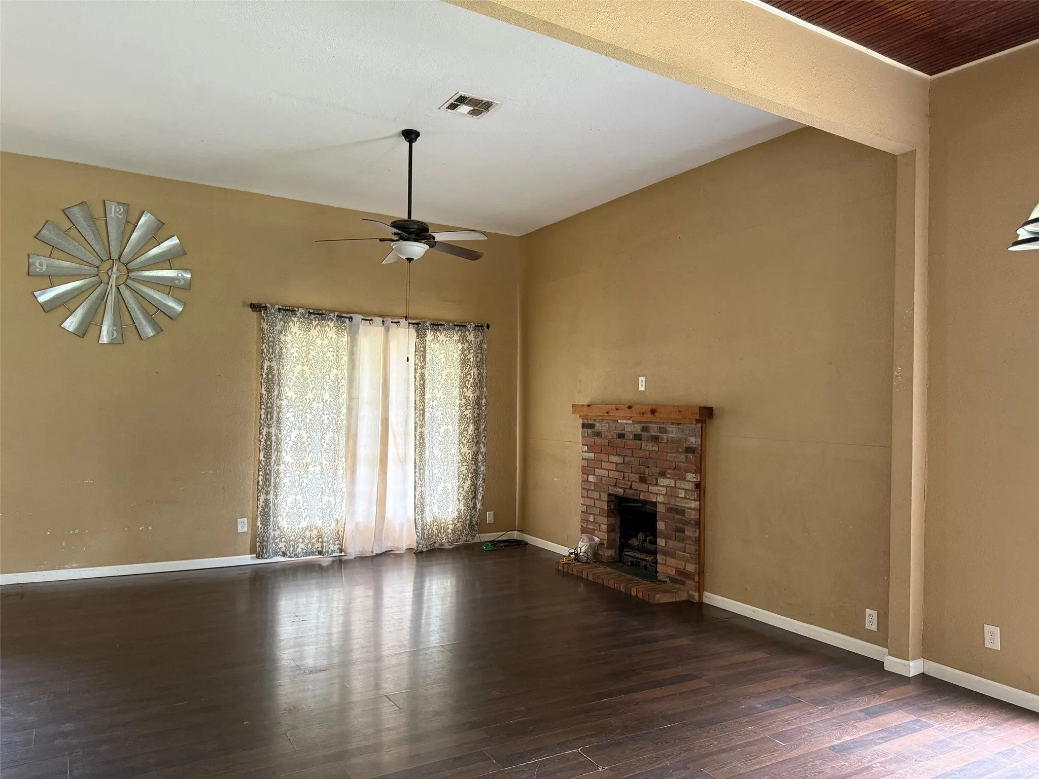 Single Family Residence For Sale in Mc Lennan County , 280 W 4th Street, Crawford, Texas 76638, 3 Bedroom, 2 Bathroom, Garage spaces, 1,744 Sqft, built in 1917, mls#21233082, Real Estate Agent in Crawford, Homes For Sale in Mc Lennan county, Homes For Sale in Crawford, Realtor in Crawford Texas, Real Estate Brokerage Independent Realty Texas, Luminita Cordes Realtor