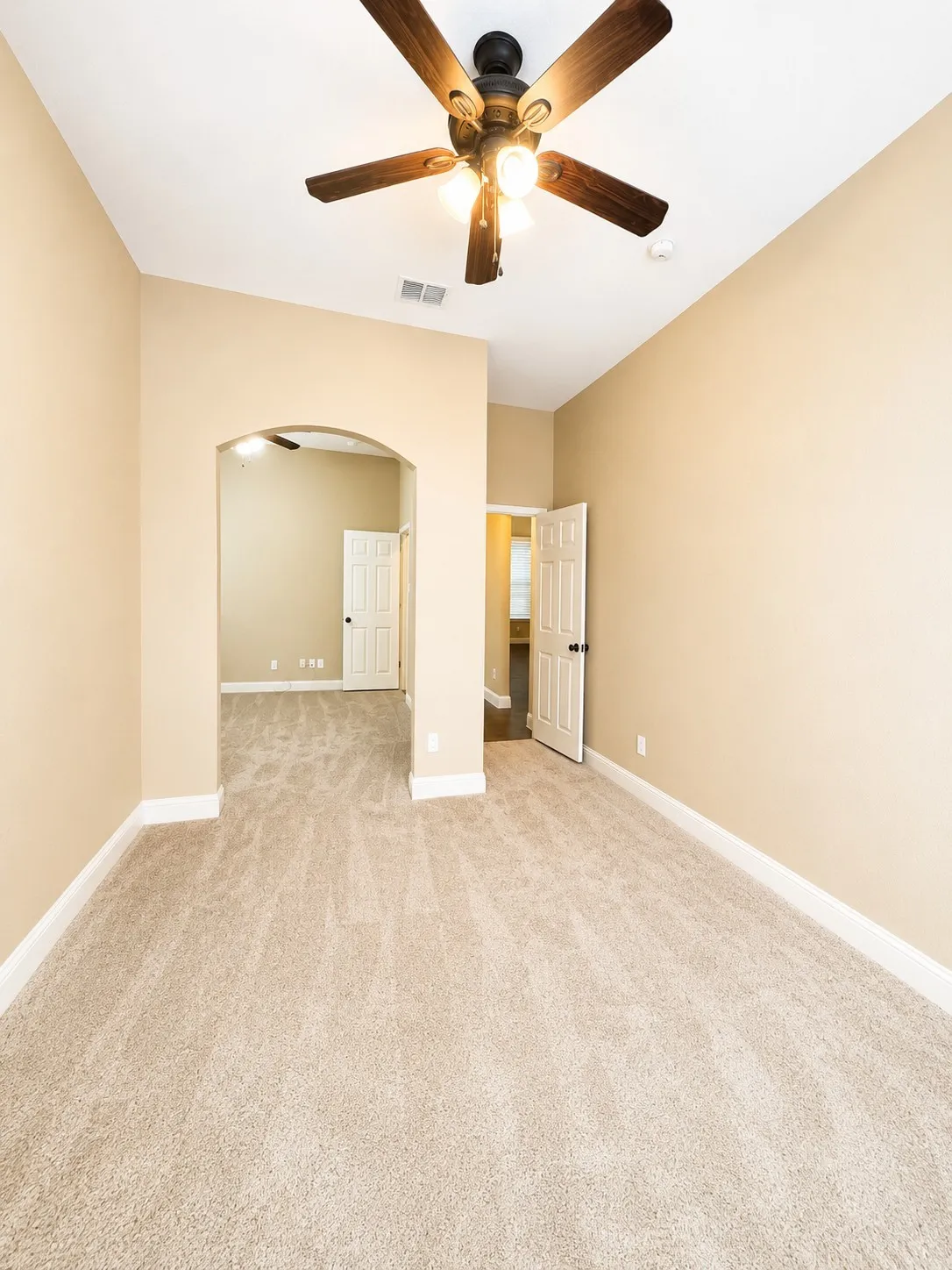 Single Family Residence For Sale in Denton County , 2609 Valencia Lane, Denton, Texas 76210, 4 Bedroom, 2 Bathroom, 2 Garage spaces, 2,362 Sqft, built in 2002, mls#21233213, Real Estate Agent in Denton, Homes For Sale in Denton county, Homes For Sale in Denton, Realtor in Denton Texas, Real Estate Brokerage Independent Realty Texas, Luminita Cordes Realtor