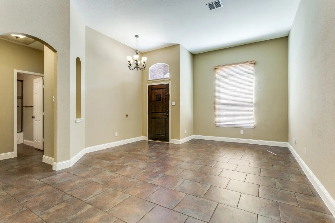 Entryway featuring a chandelier and arched walkways