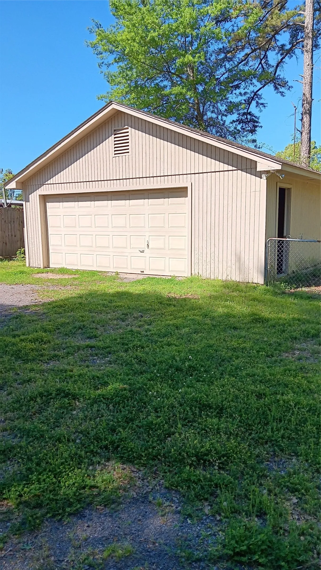 Single Family Residence For Rent in Upshur County , 1918 US Highway 259 S. S, Diana, Texas 75640, 3 Bedroom, 2 Bathroom, 2 Garage spaces, 1,476 Sqft, built in 1988, mls#21233215, Real Estate Agent in Diana, Homes For Rent in Upshur county, Homes For Rent in Diana, Realtor in Diana Texas, Real Estate Brokerage Independent Realty Texas, Luminita Cordes Realtor