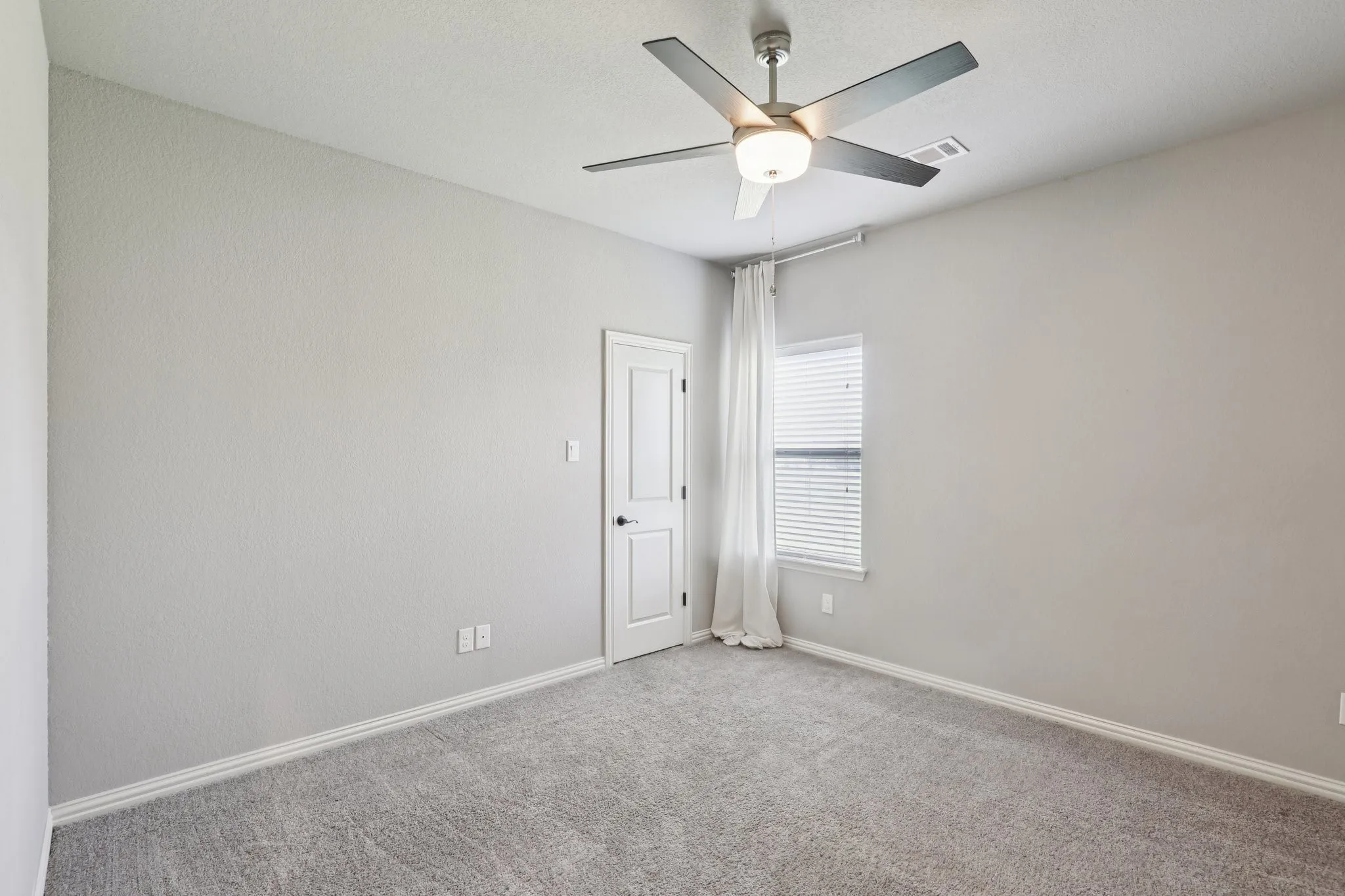 Single Family Residence For Sale in Parker County , 1020 Jesse James Lane, Springtown, Texas 76082, 4 Bedroom, 2 Bathroom, 3 Garage spaces, 2,535 Sqft, built in 2018, Preowned, mls#21230511, Real Estate Agent in Springtown, Homes For Sale in Parker county, Homes For Sale in Springtown, Realtor in Springtown Texas, Real Estate Brokerage Independent Realty Texas, Luminita Cordes Realtor