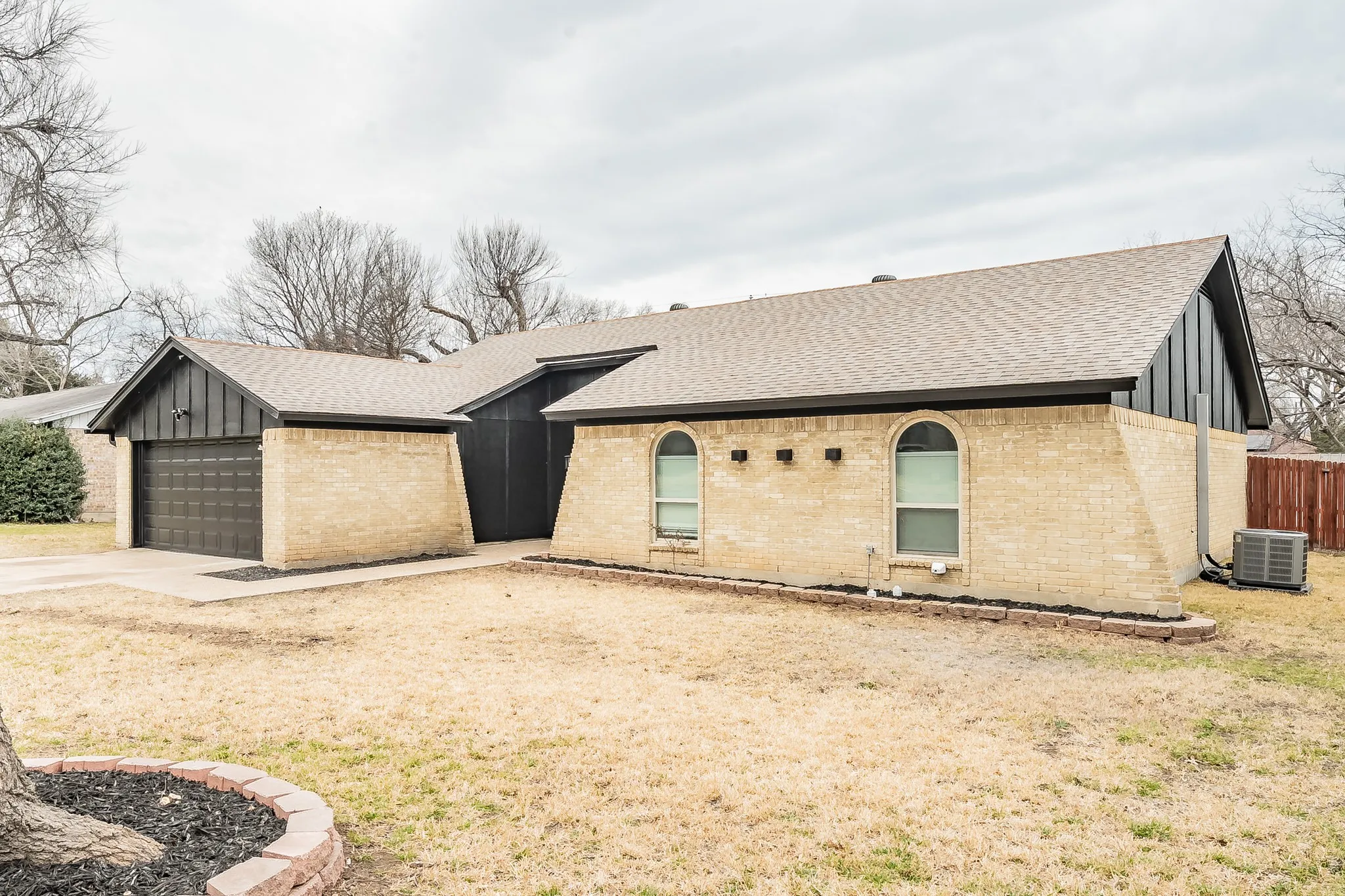 Single Family Residence For Sale in Tarrant County , 8409 Glenann Drive, North Richland Hills, Texas 76182, 3 Bedroom, 2 Bathroom, 2 Garage spaces, 1,739 Sqft, built in 1973, mls#21233340, Real Estate Agent in North Richland Hills, Homes For Sale in Tarrant county, Homes For Sale in North Richland Hills, Realtor in North Richland Hills Texas, Real Estate Brokerage Independent Realty Texas, Luminita Cordes Realtor
