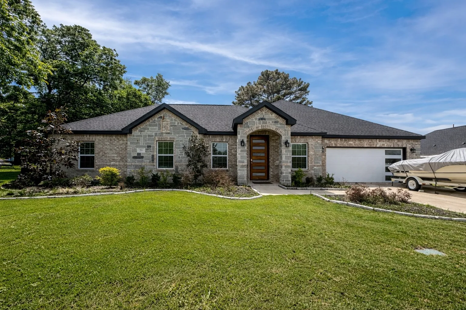 Single Family Residence For Sale in Henderson County , 211 Kelly Lane, Seven Points, Texas 75143, 4 Bedroom, 3 Bathroom, 2 Garage spaces, 2,520 Sqft, built in 2023, Preowned, mls#21232906, Real Estate Agent in Seven Points, Homes For Sale in Henderson county, Homes For Sale in Seven Points, Realtor in Seven Points Texas, Real Estate Brokerage Independent Realty Texas, Luminita Cordes Realtor