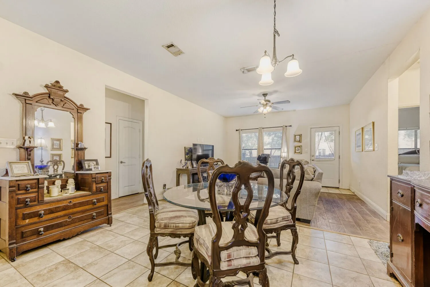 6525 Greenway Road Dining area