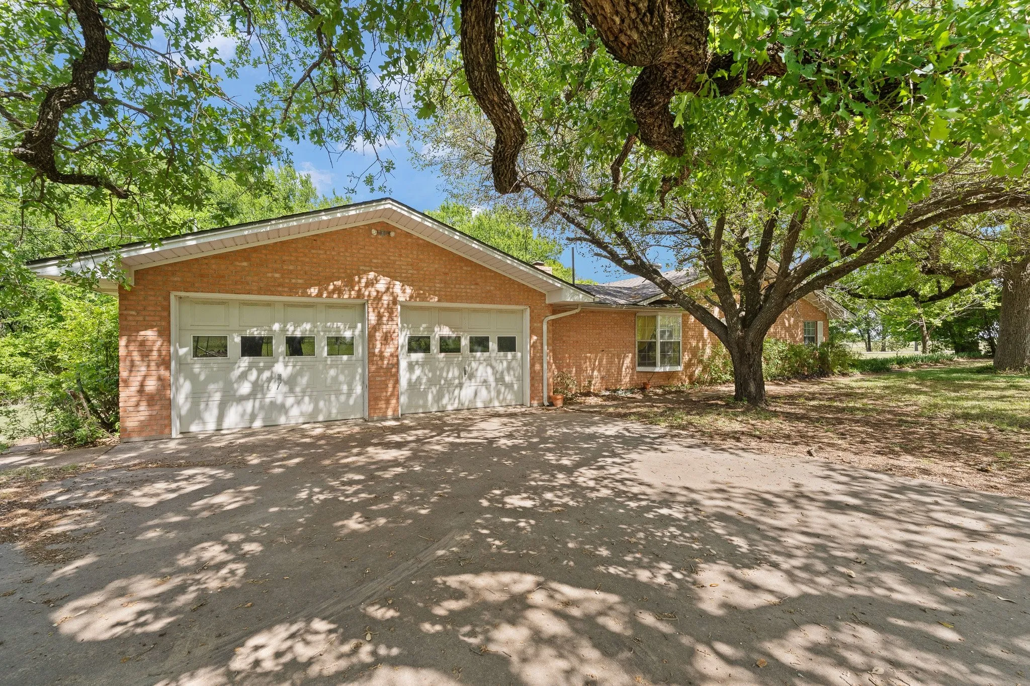 Farm For Sale in Johnson County , 6265 County Road 305, Grandview, Texas 76050, 3 Bedroom, 2 Bathroom, 2 Garage spaces, 2,636 Sqft, built in 1984, mls#21233327, Real Estate Agent in Grandview, Homes For Sale in Johnson county, Homes For Sale in Grandview, Realtor in Grandview Texas, Real Estate Brokerage Independent Realty Texas, Luminita Cordes Realtor