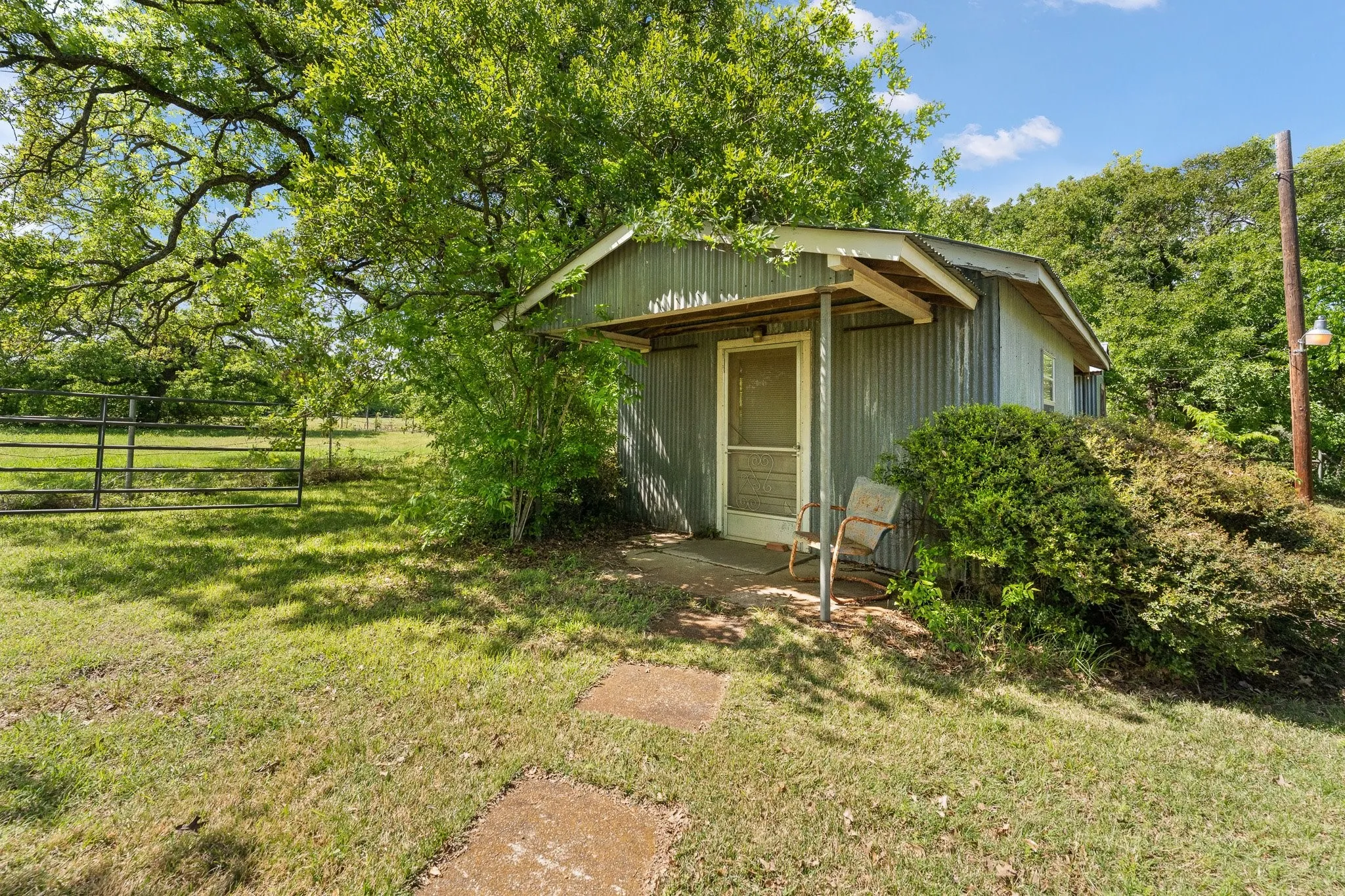 Farm For Sale in Johnson County , 6265 County Road 305, Grandview, Texas 76050, 3 Bedroom, 2 Bathroom, 2 Garage spaces, 2,636 Sqft, built in 1984, mls#21233327, Real Estate Agent in Grandview, Homes For Sale in Johnson county, Homes For Sale in Grandview, Realtor in Grandview Texas, Real Estate Brokerage Independent Realty Texas, Luminita Cordes Realtor