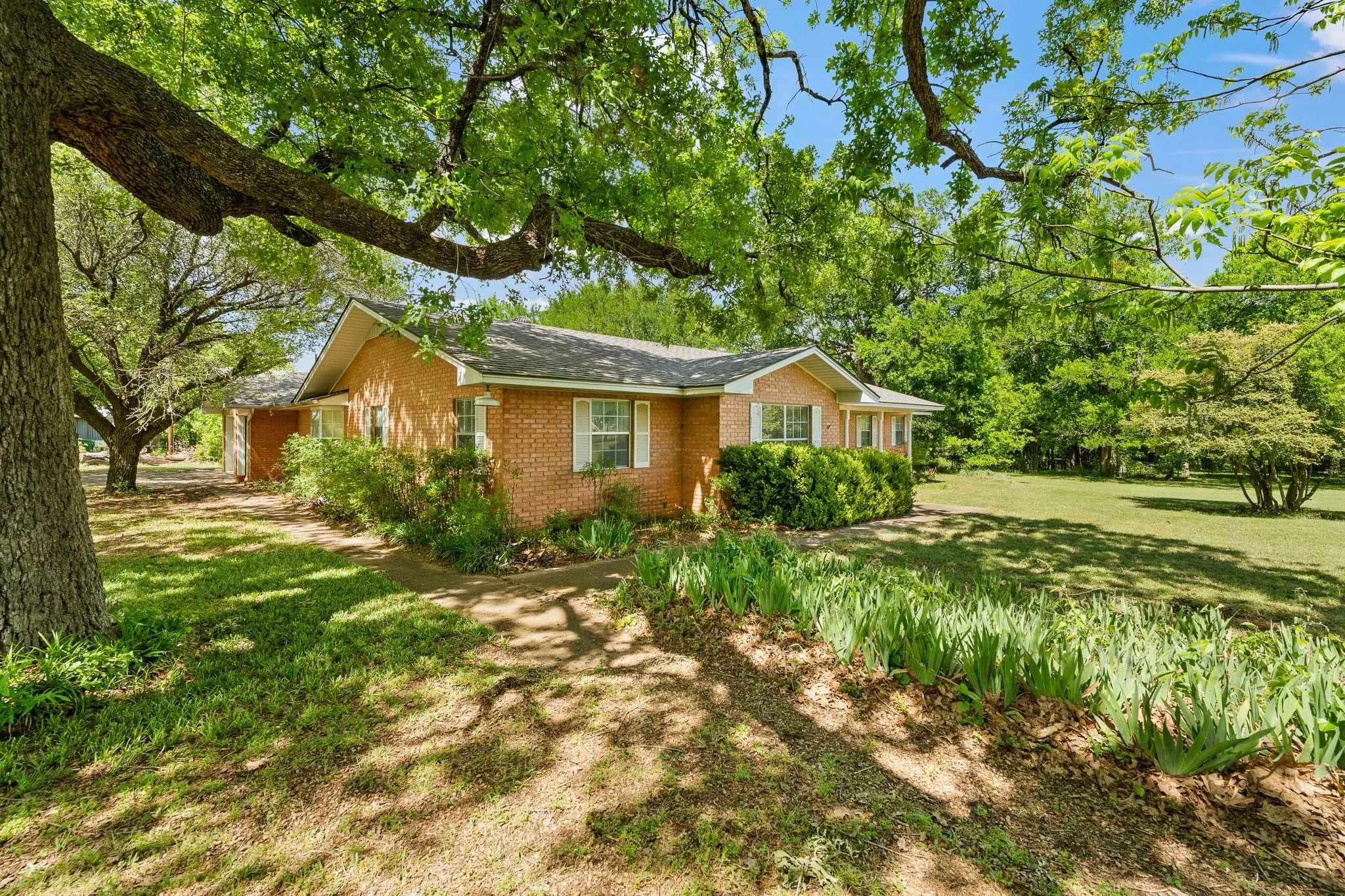 Farm For Sale in Johnson County , 6265 County Road 305, Grandview, Texas 76050, 3 Bedroom, 2 Bathroom, 2 Garage spaces, 2,636 Sqft, built in 1984, mls#21233327, Real Estate Agent in Grandview, Homes For Sale in Johnson county, Homes For Sale in Grandview, Realtor in Grandview Texas, Real Estate Brokerage Independent Realty Texas, Luminita Cordes Realtor