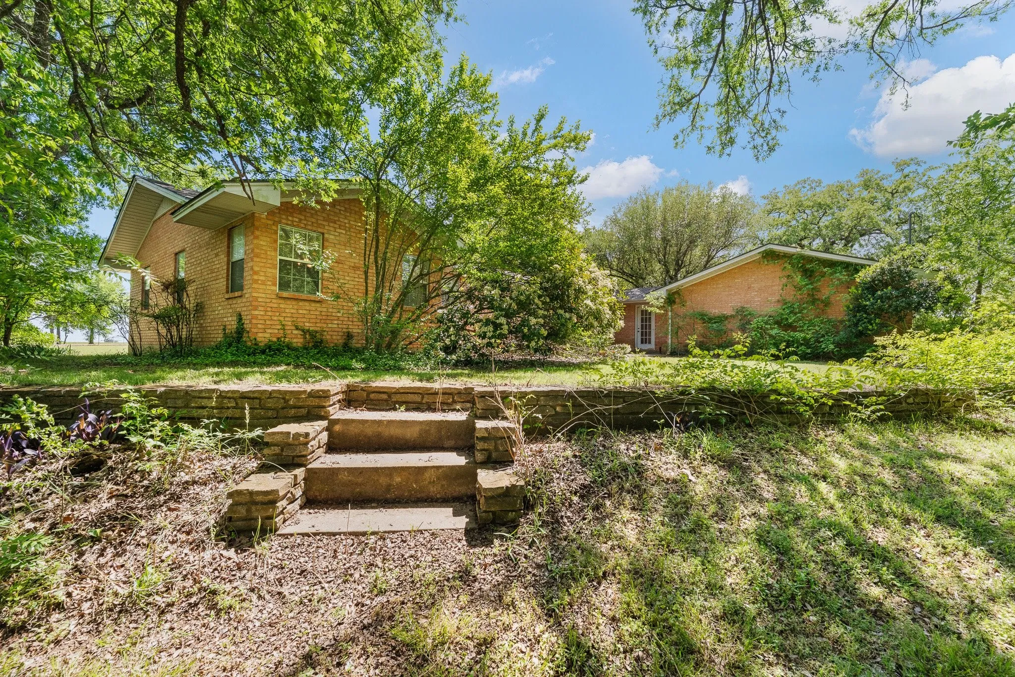 Farm For Sale in Johnson County , 6265 County Road 305, Grandview, Texas 76050, 3 Bedroom, 2 Bathroom, 2 Garage spaces, 2,636 Sqft, built in 1984, mls#21233327, Real Estate Agent in Grandview, Homes For Sale in Johnson county, Homes For Sale in Grandview, Realtor in Grandview Texas, Real Estate Brokerage Independent Realty Texas, Luminita Cordes Realtor