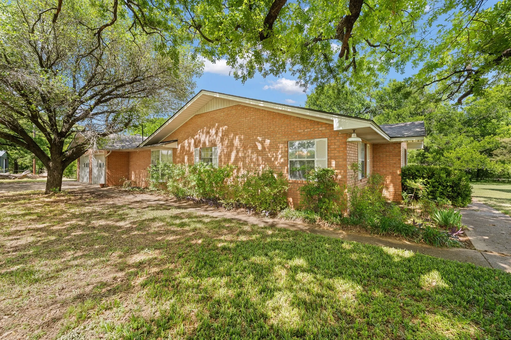 Farm For Sale in Johnson County , 6265 County Road 305, Grandview, Texas 76050, 3 Bedroom, 2 Bathroom, 2 Garage spaces, 2,636 Sqft, built in 1984, mls#21233327, Real Estate Agent in Grandview, Homes For Sale in Johnson county, Homes For Sale in Grandview, Realtor in Grandview Texas, Real Estate Brokerage Independent Realty Texas, Luminita Cordes Realtor