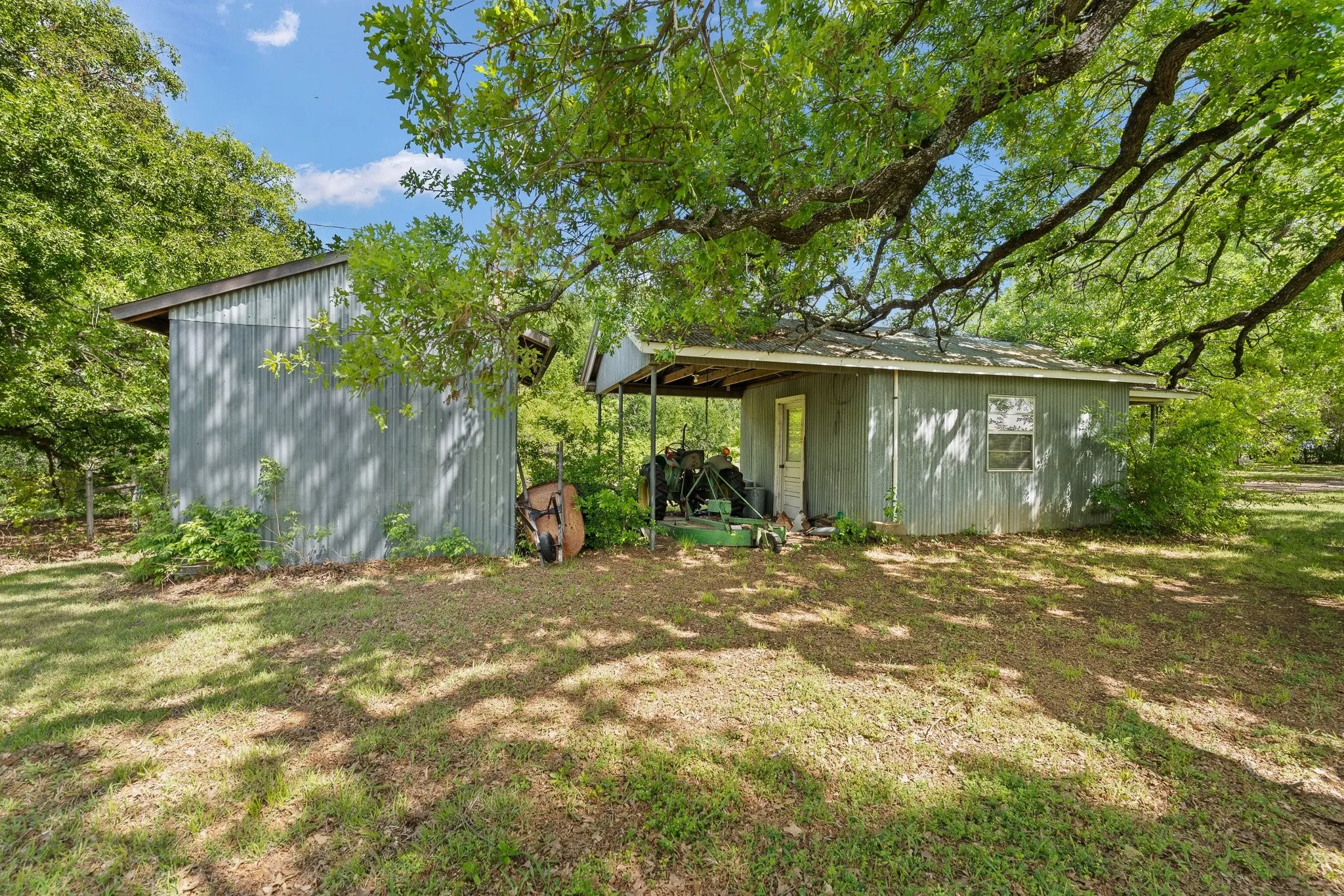 Farm For Sale in Johnson County , 6265 County Road 305, Grandview, Texas 76050, 3 Bedroom, 2 Bathroom, 2 Garage spaces, 2,636 Sqft, built in 1984, mls#21233327, Real Estate Agent in Grandview, Homes For Sale in Johnson county, Homes For Sale in Grandview, Realtor in Grandview Texas, Real Estate Brokerage Independent Realty Texas, Luminita Cordes Realtor
