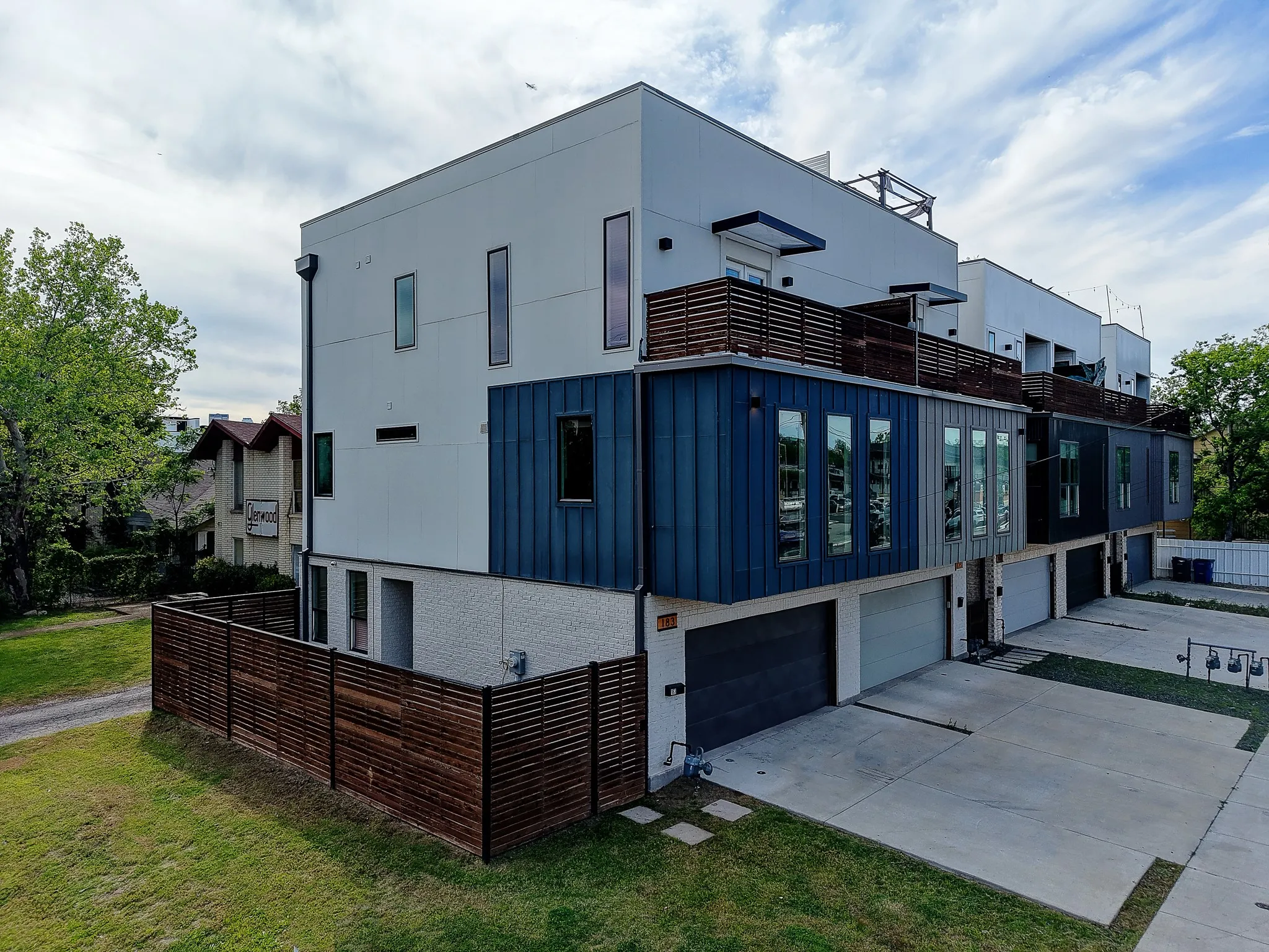 Single Family Residence For Sale in Dallas County , 183 S Prairie Avenue, Dallas, Texas 75226, 3 Bedrooms, 3 Bathrooms, 2 Garage spaces, 2,160 Sqft, built in 2022, Preowned, Price $549,999, mls#21229355, Real Estate Agent in Dallas, Homes For Sale in Dallas county, Homes For Sale in Dallas, Realtor in Dallas Texas, Real Estate Brokerage Independent Realty Texas, Luminita Cordes Realtor