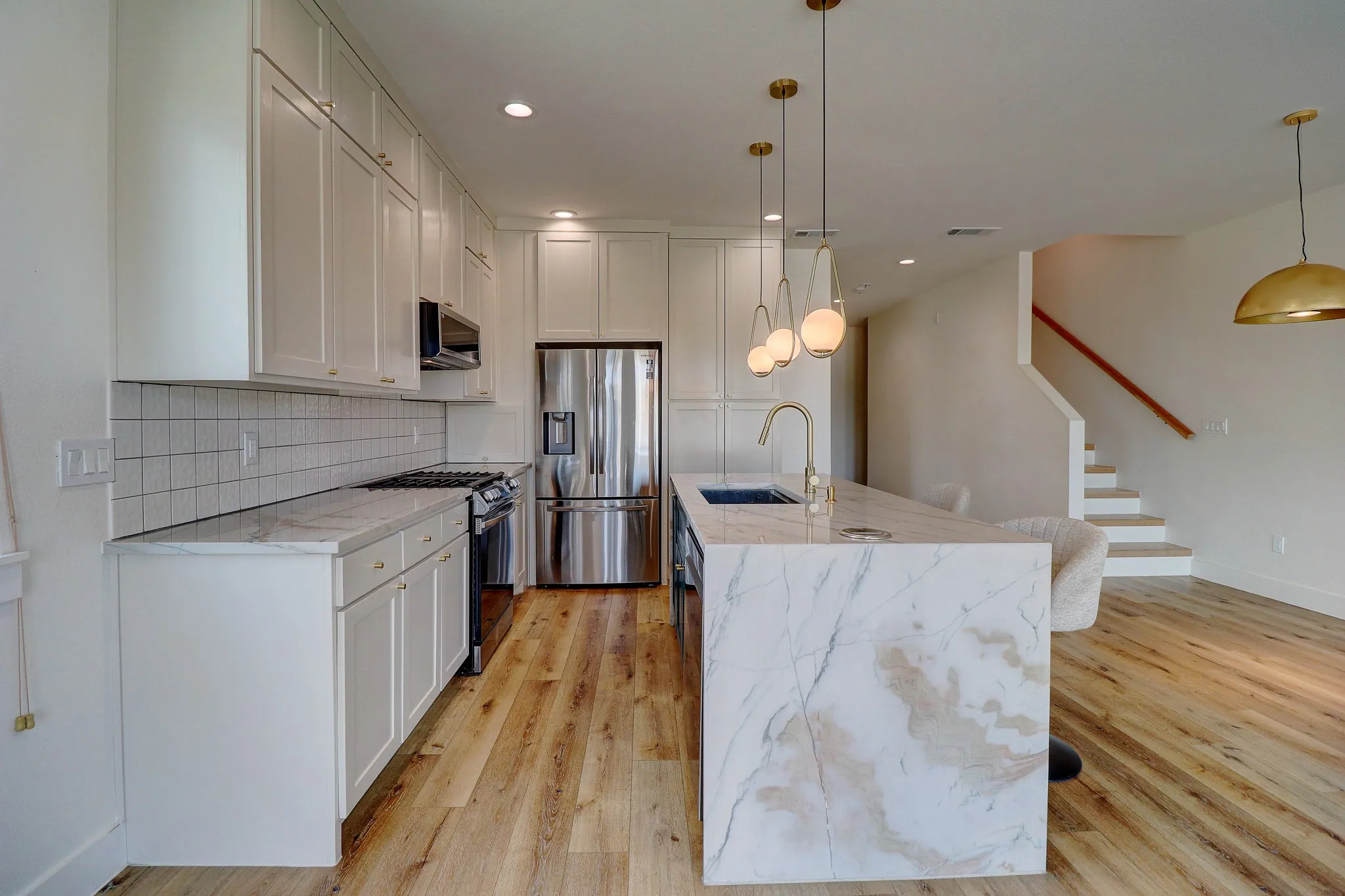 Single Family Residence For Sale in Dallas County , 183 S Prairie Avenue, Dallas, Texas 75226, 3 Bedrooms, 3 Bathrooms, 2 Garage spaces, 2,160 Sqft, built in 2022, Preowned, Price $549,999, mls#21229355, Real Estate Agent in Dallas, Homes For Sale in Dallas county, Homes For Sale in Dallas, Realtor in Dallas Texas, Real Estate Brokerage Independent Realty Texas, Luminita Cordes Realtor