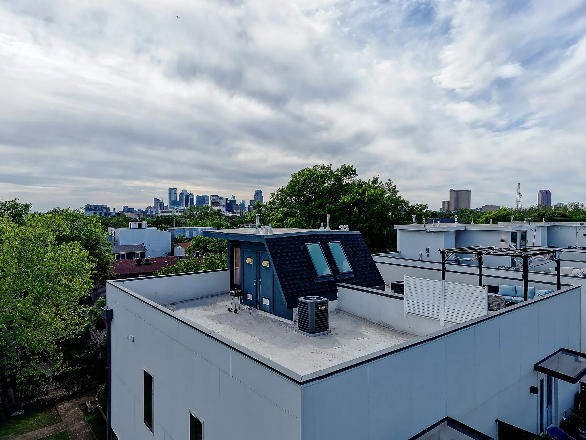 Single Family Residence For Sale in Dallas County , 183 S Prairie Avenue, Dallas, Texas 75226, 3 Bedrooms, 3 Bathrooms, 2 Garage spaces, 2,160 Sqft, built in 2022, Preowned, Price $549,999, mls#21229355, Real Estate Agent in Dallas, Homes For Sale in Dallas county, Homes For Sale in Dallas, Realtor in Dallas Texas, Real Estate Brokerage Independent Realty Texas, Luminita Cordes Realtor