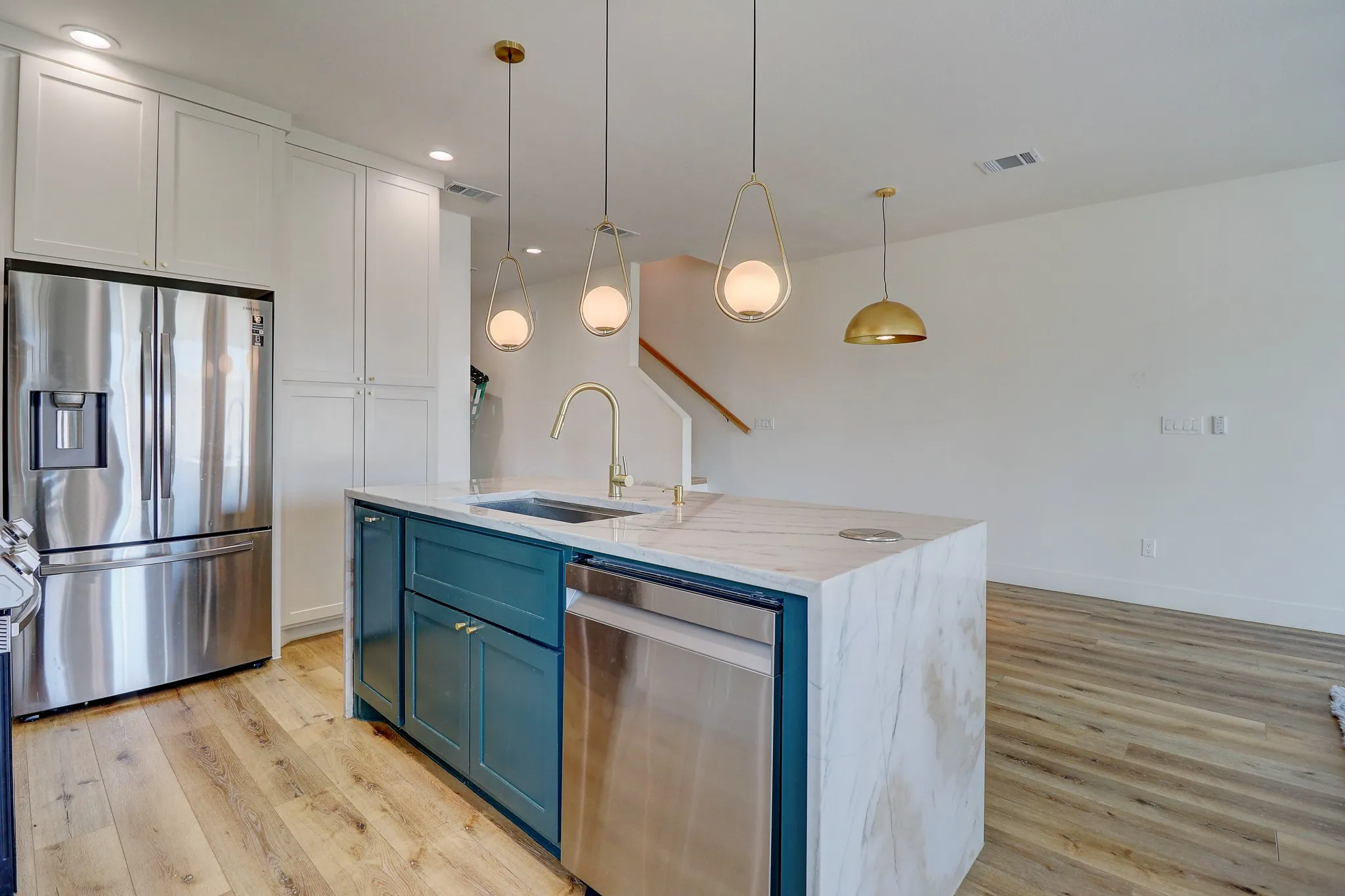 Single Family Residence For Sale in Dallas County , 183 S Prairie Avenue, Dallas, Texas 75226, 3 Bedrooms, 3 Bathrooms, 2 Garage spaces, 2,160 Sqft, built in 2022, Preowned, Price $549,999, mls#21229355, Real Estate Agent in Dallas, Homes For Sale in Dallas county, Homes For Sale in Dallas, Realtor in Dallas Texas, Real Estate Brokerage Independent Realty Texas, Luminita Cordes Realtor