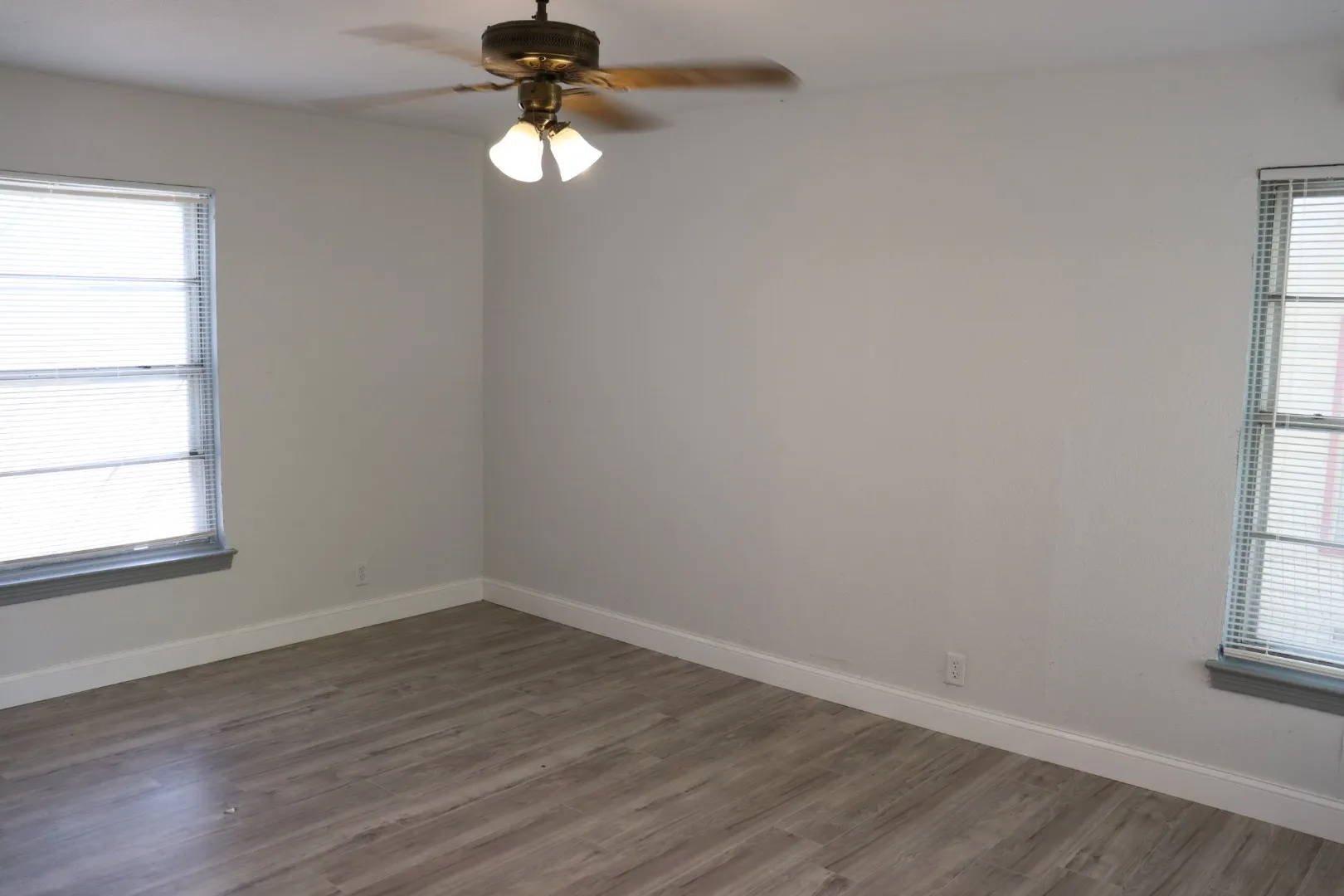 Townhouse For Sale in Dallas County , 6415 Latta Street, Dallas, Texas 75227, 1 Bedroom, 1 Bathroom, 1 Garage spaces, 1,330 Sqft, built in 1949, mls#21233461, Real Estate Agent in Dallas, Homes For Sale in Dallas county, Homes For Sale in Dallas, Realtor in Dallas Texas, Real Estate Brokerage Independent Realty Texas, Luminita Cordes Realtor