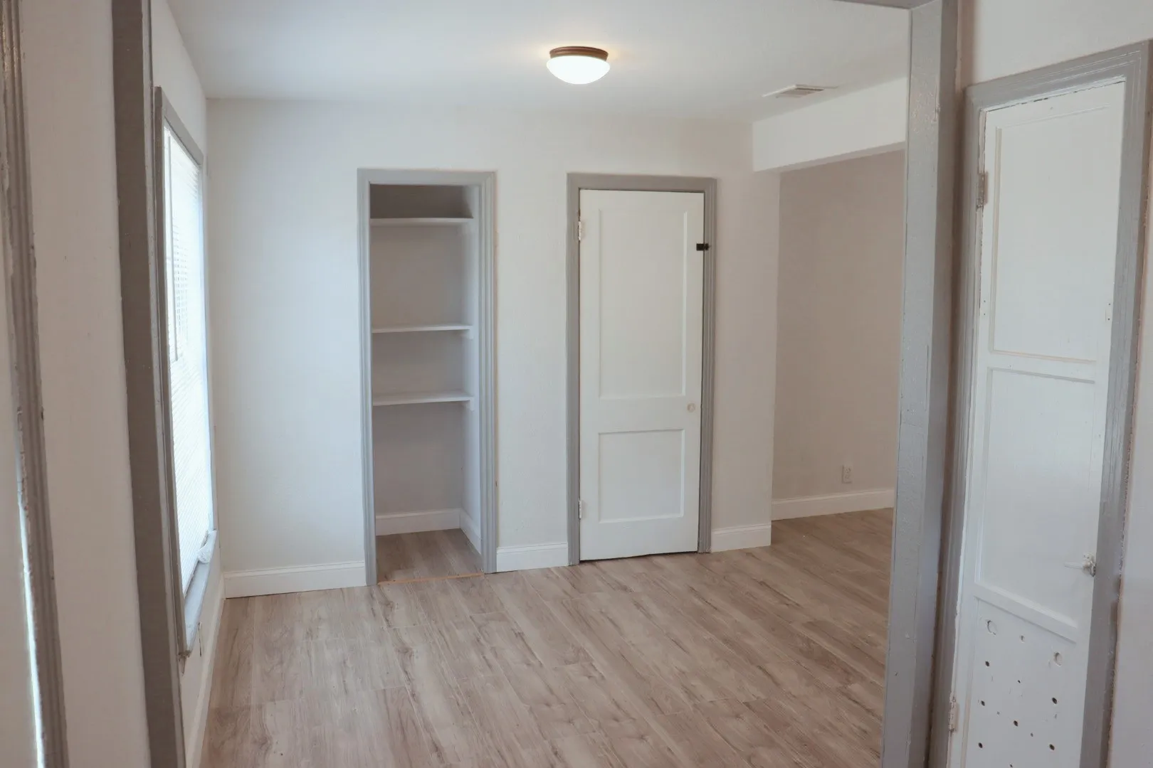 Townhouse For Sale in Dallas County , 6415 Latta Street, Dallas, Texas 75227, 1 Bedroom, 1 Bathroom, 1 Garage spaces, 1,330 Sqft, built in 1949, mls#21233461, Real Estate Agent in Dallas, Homes For Sale in Dallas county, Homes For Sale in Dallas, Realtor in Dallas Texas, Real Estate Brokerage Independent Realty Texas, Luminita Cordes Realtor