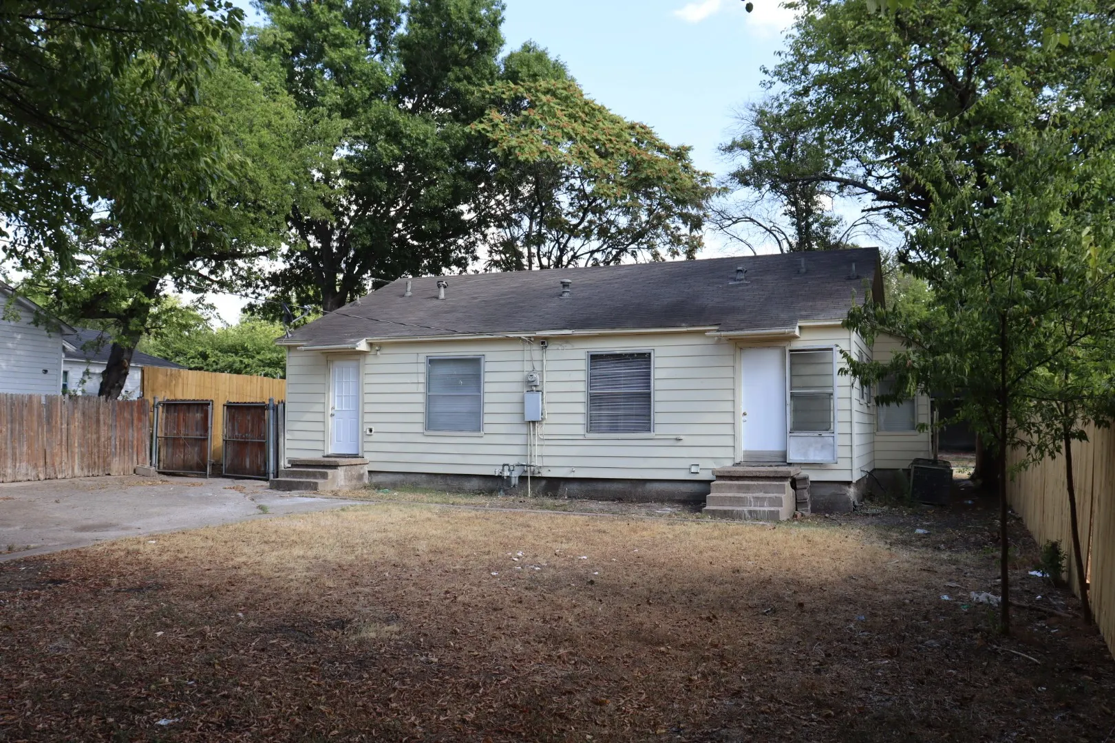 Townhouse For Sale in Dallas County , 6415 Latta Street, Dallas, Texas 75227, 1 Bedroom, 1 Bathroom, 1 Garage spaces, 1,330 Sqft, built in 1949, mls#21233461, Real Estate Agent in Dallas, Homes For Sale in Dallas county, Homes For Sale in Dallas, Realtor in Dallas Texas, Real Estate Brokerage Independent Realty Texas, Luminita Cordes Realtor