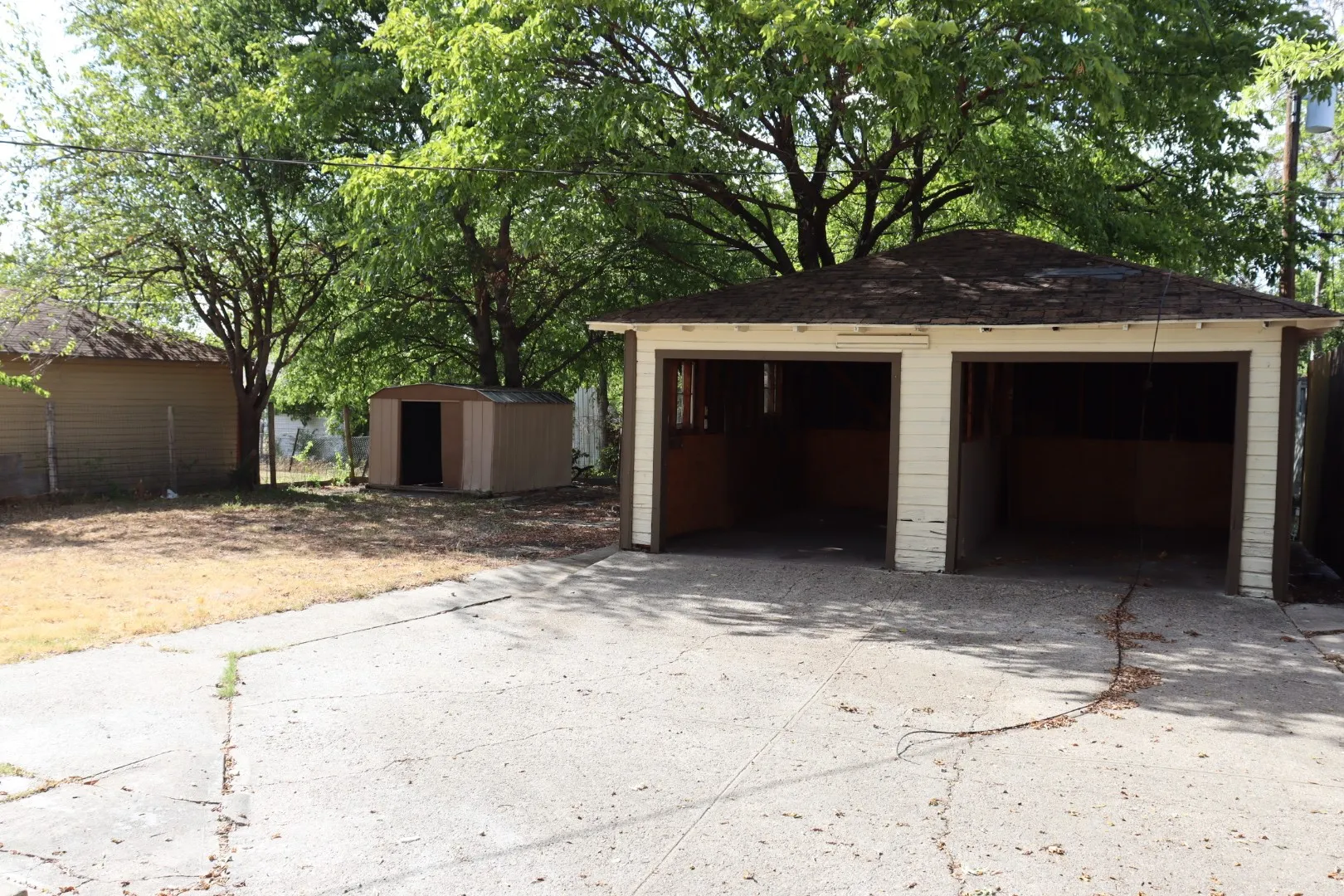 Townhouse For Sale in Dallas County , 6415 Latta Street, Dallas, Texas 75227, 1 Bedroom, 1 Bathroom, 1 Garage spaces, 1,330 Sqft, built in 1949, mls#21233461, Real Estate Agent in Dallas, Homes For Sale in Dallas county, Homes For Sale in Dallas, Realtor in Dallas Texas, Real Estate Brokerage Independent Realty Texas, Luminita Cordes Realtor
