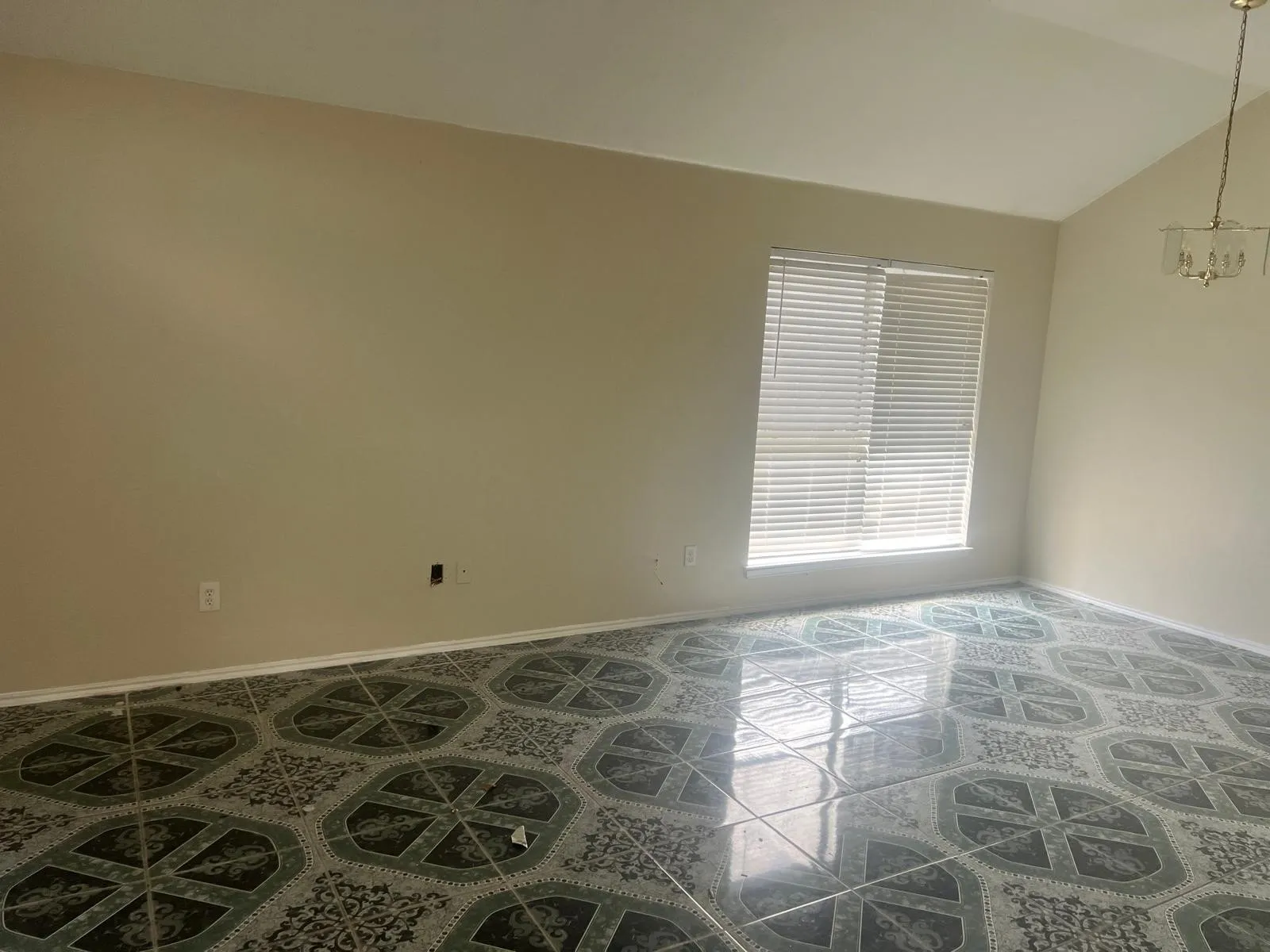 Vaulted ceiling with an attached pendant light fixture