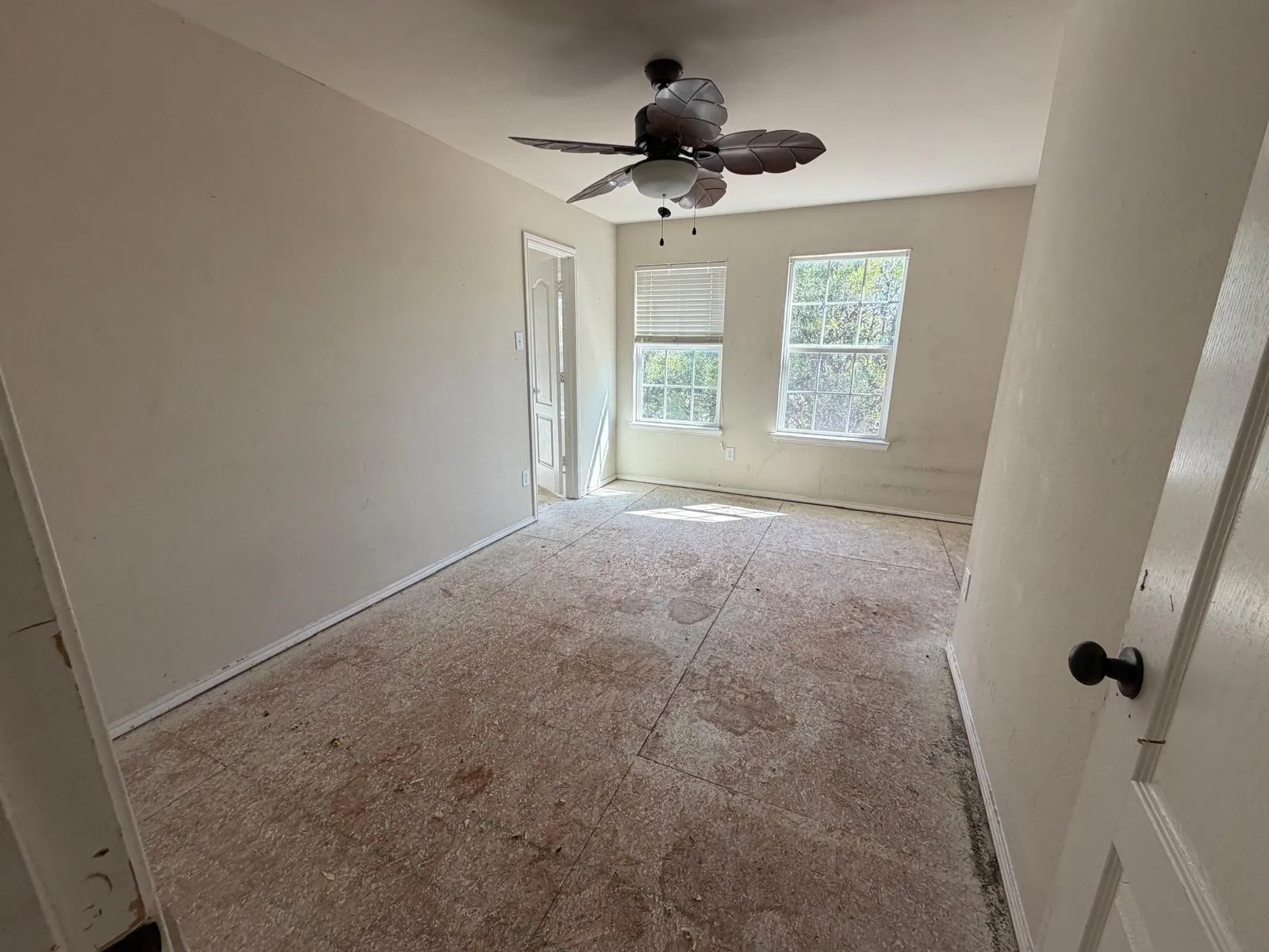 Unfurnished room featuring a ceiling fan